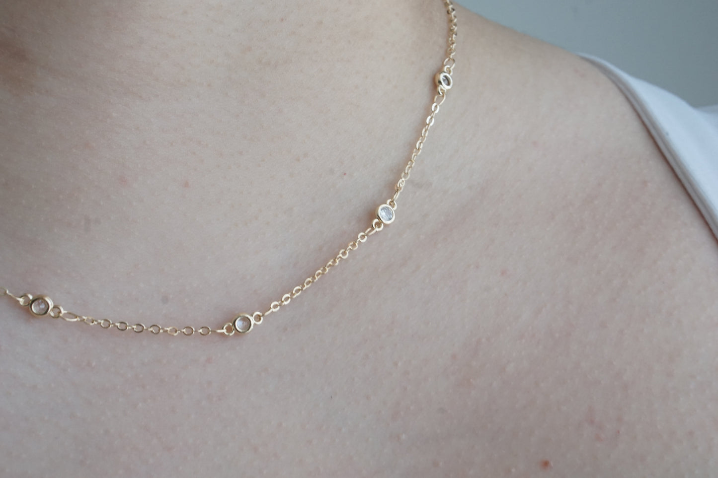 Bezel Set Zircon Necklace – Chapa de oro 14K