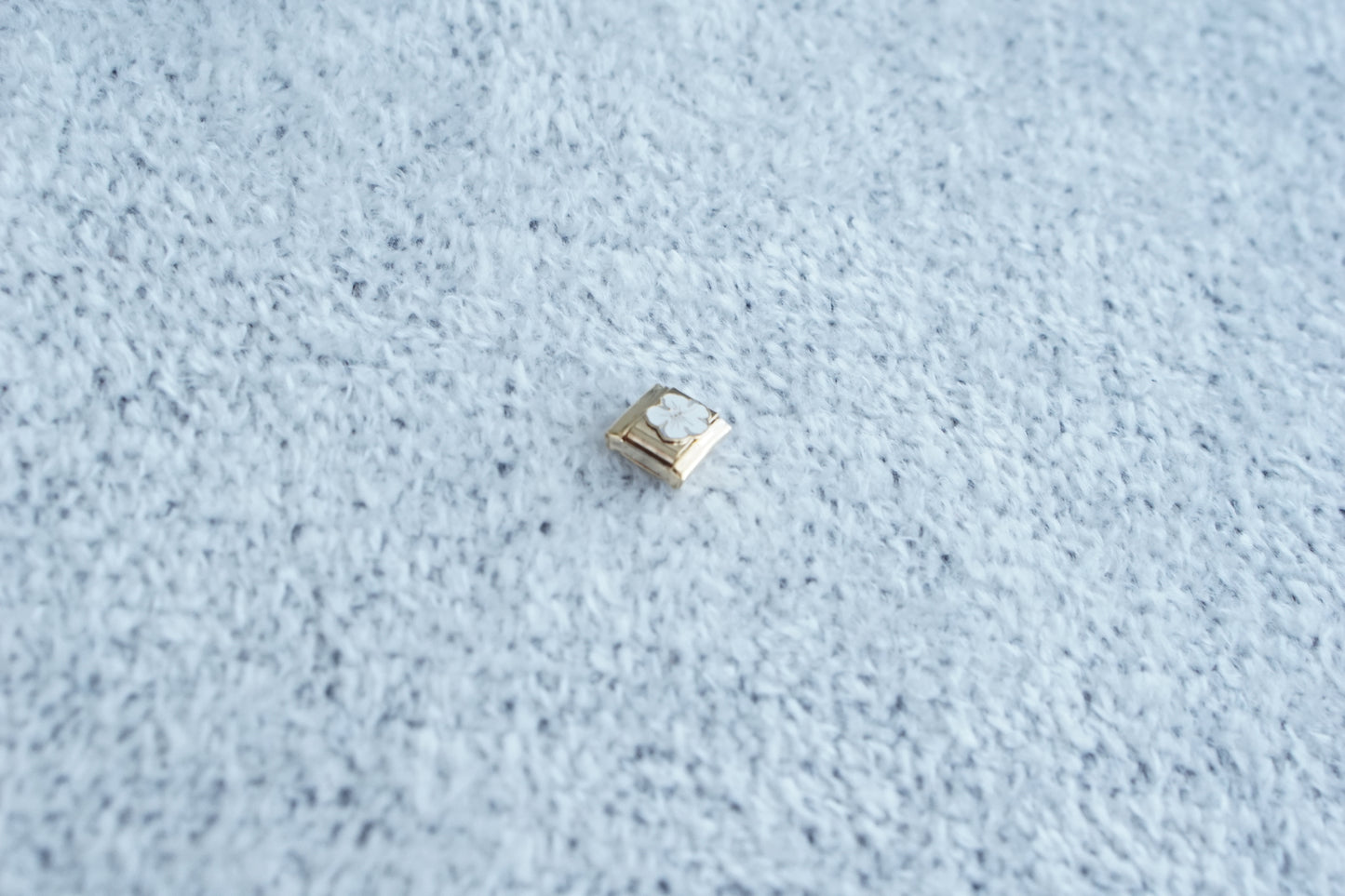 charm dorado flor