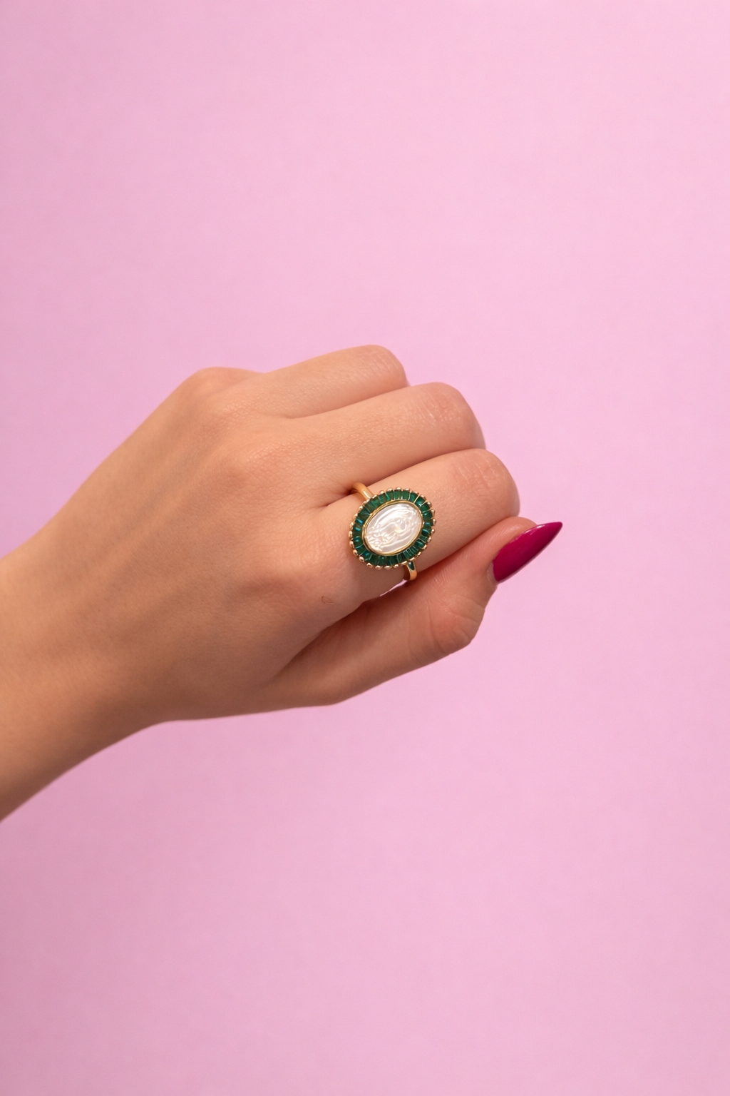 Anillo virgen zirconias verdes y chapa