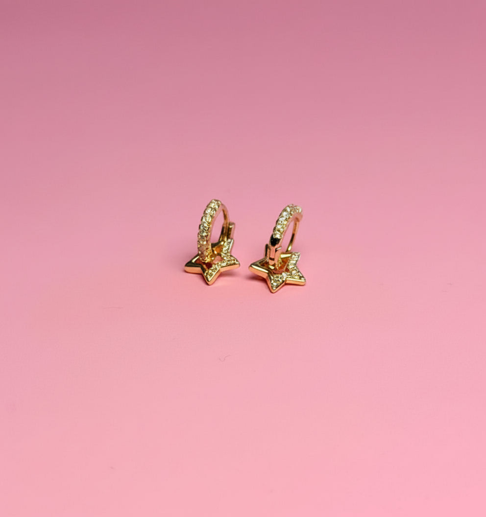 HUGGIES CON COLGANTE DE ESTRELLA Y CIRCONIAS