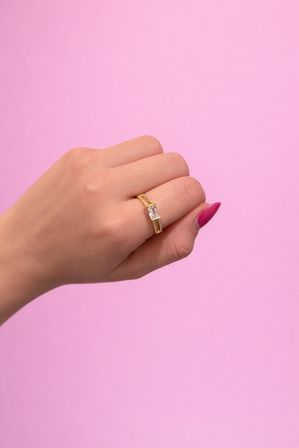 Anillo chapa con zirconia cuadrada
