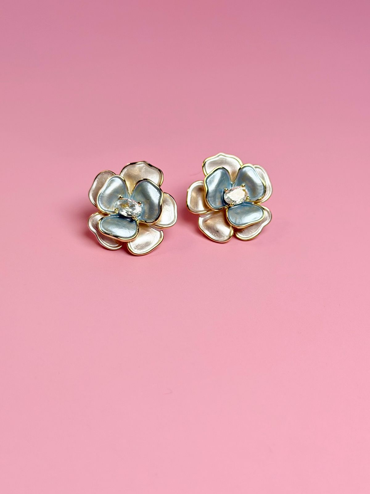 Aretes flor azul/blanca con zirconia