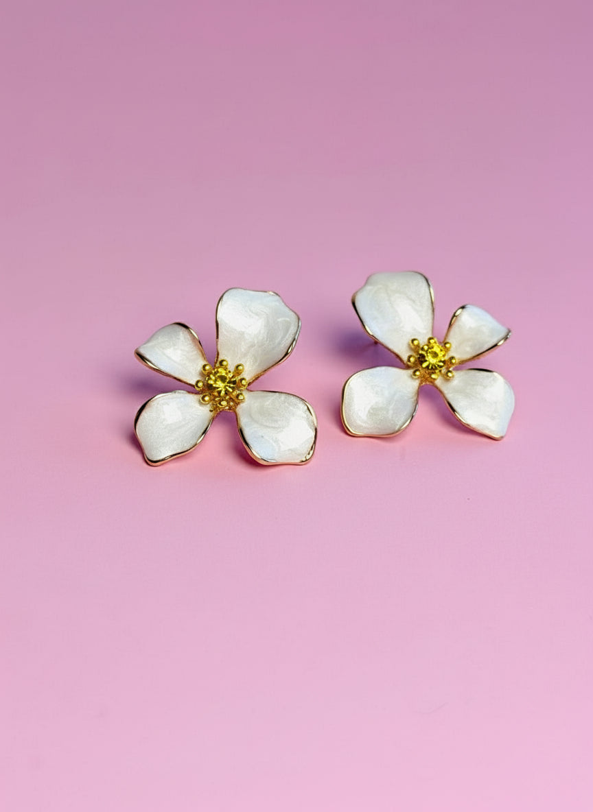 Aretes flor blanca modelo 2 ch18k