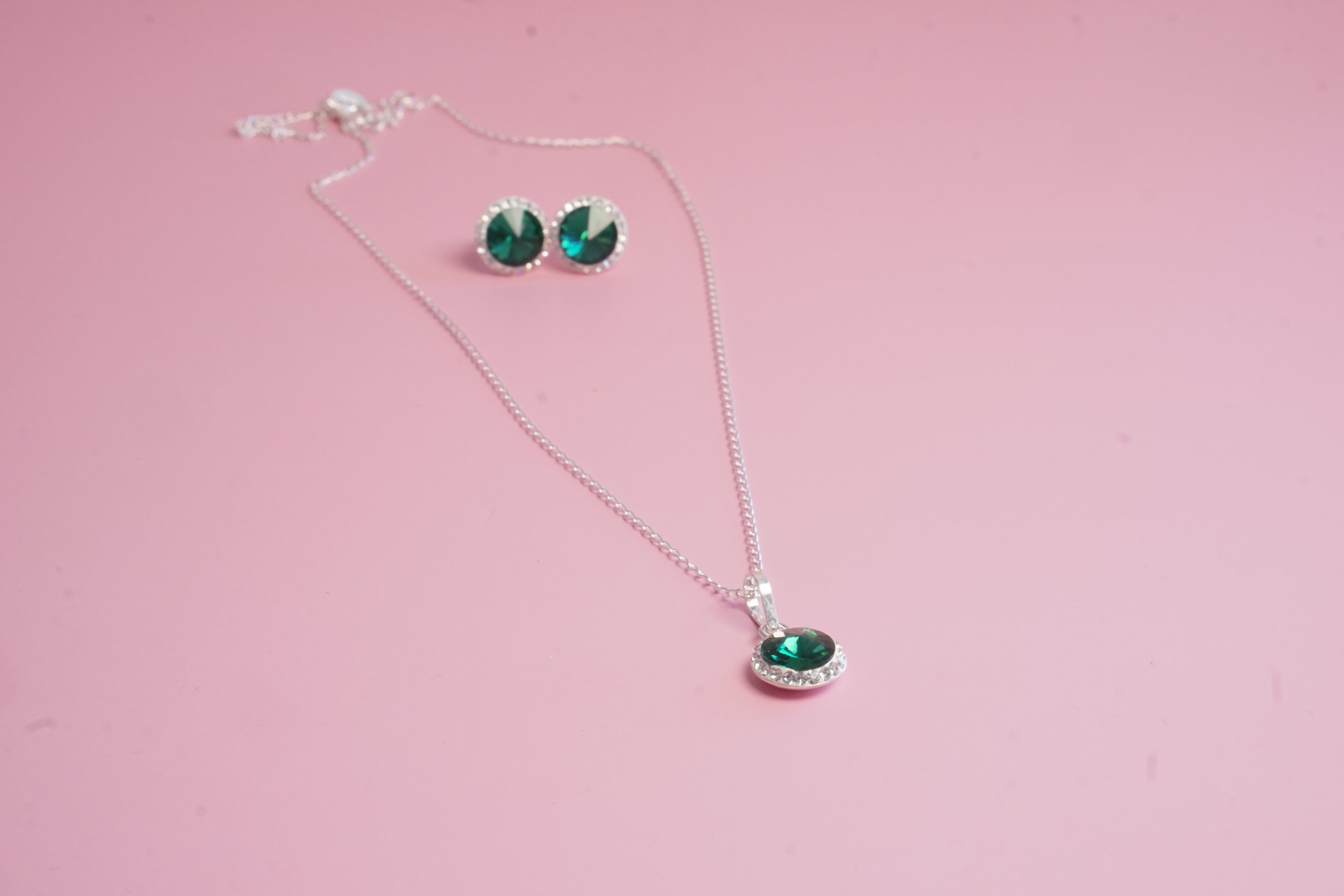 Set verde de aretes y collar