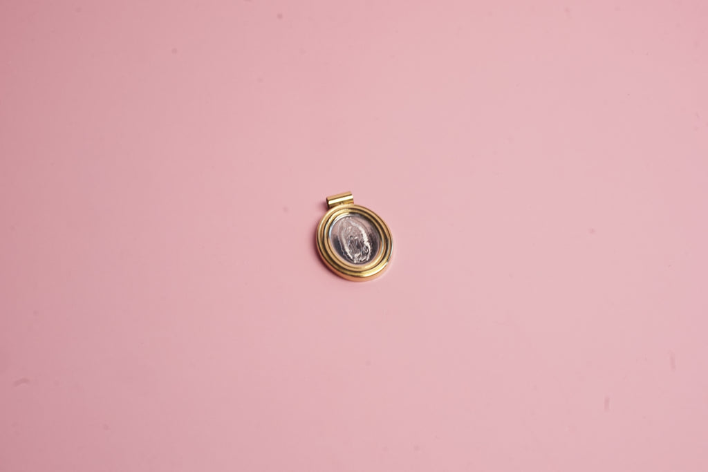 Collar con medalla de la virgen bicolor