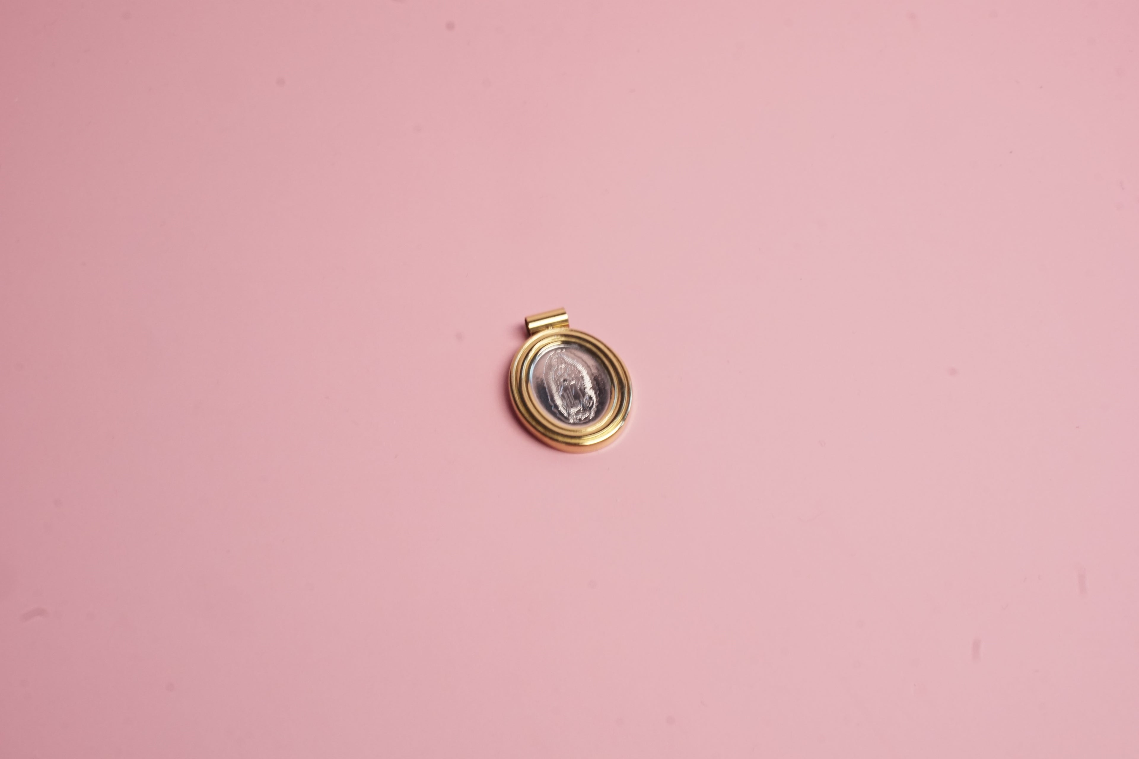 Collar con medalla de la virgen bicolor