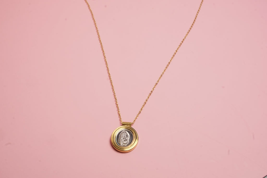 Collar con medalla de la virgen bicolor