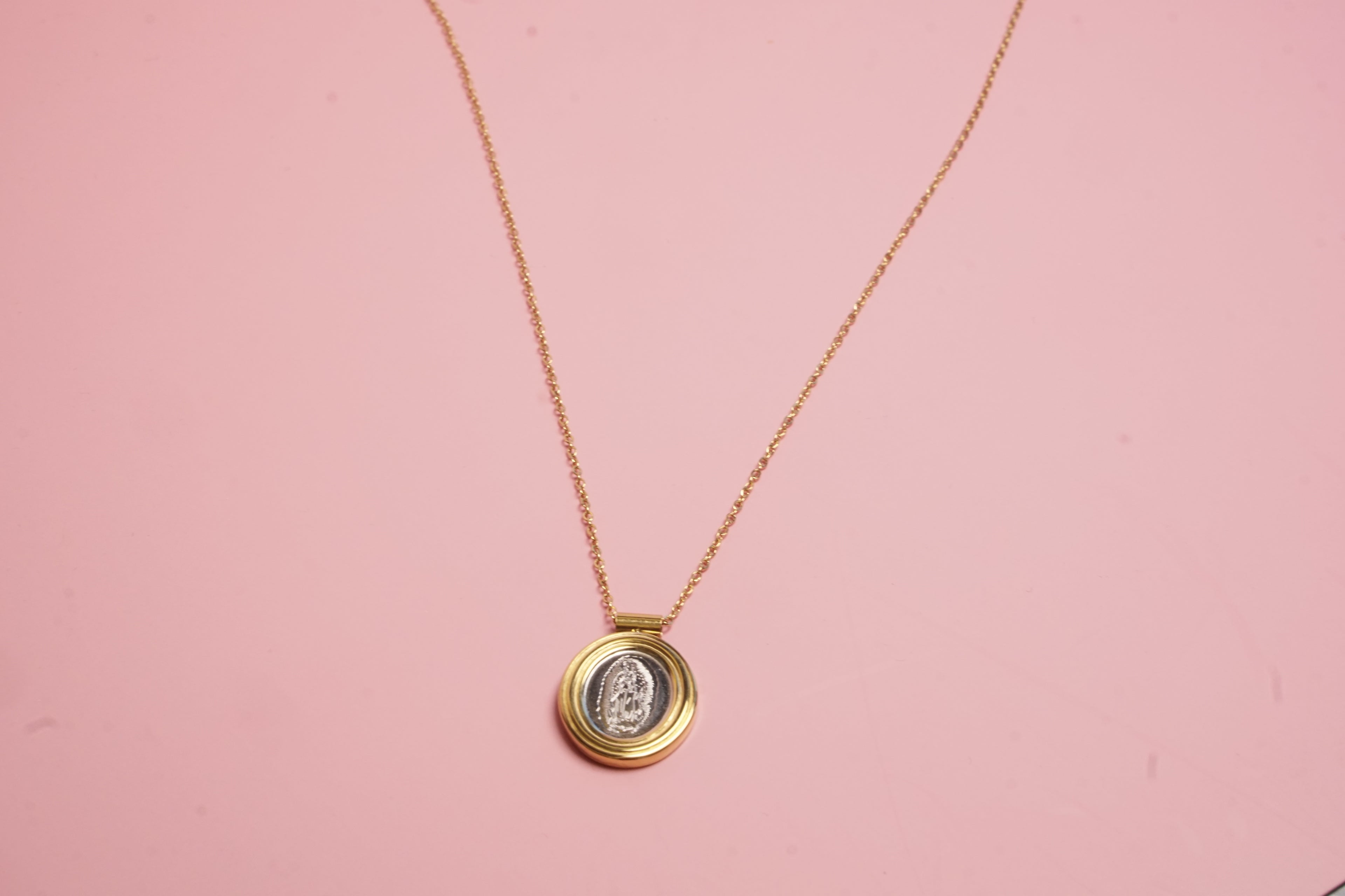 Collar con medalla de la virgen bicolor