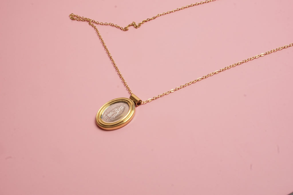 Collar con medalla de la virgen bicolor