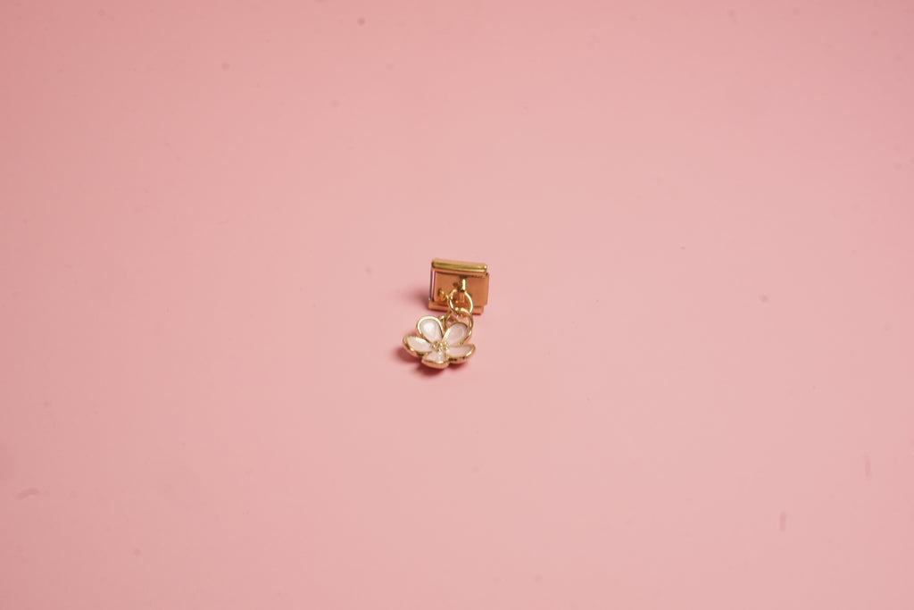 charm flor colgante dorada