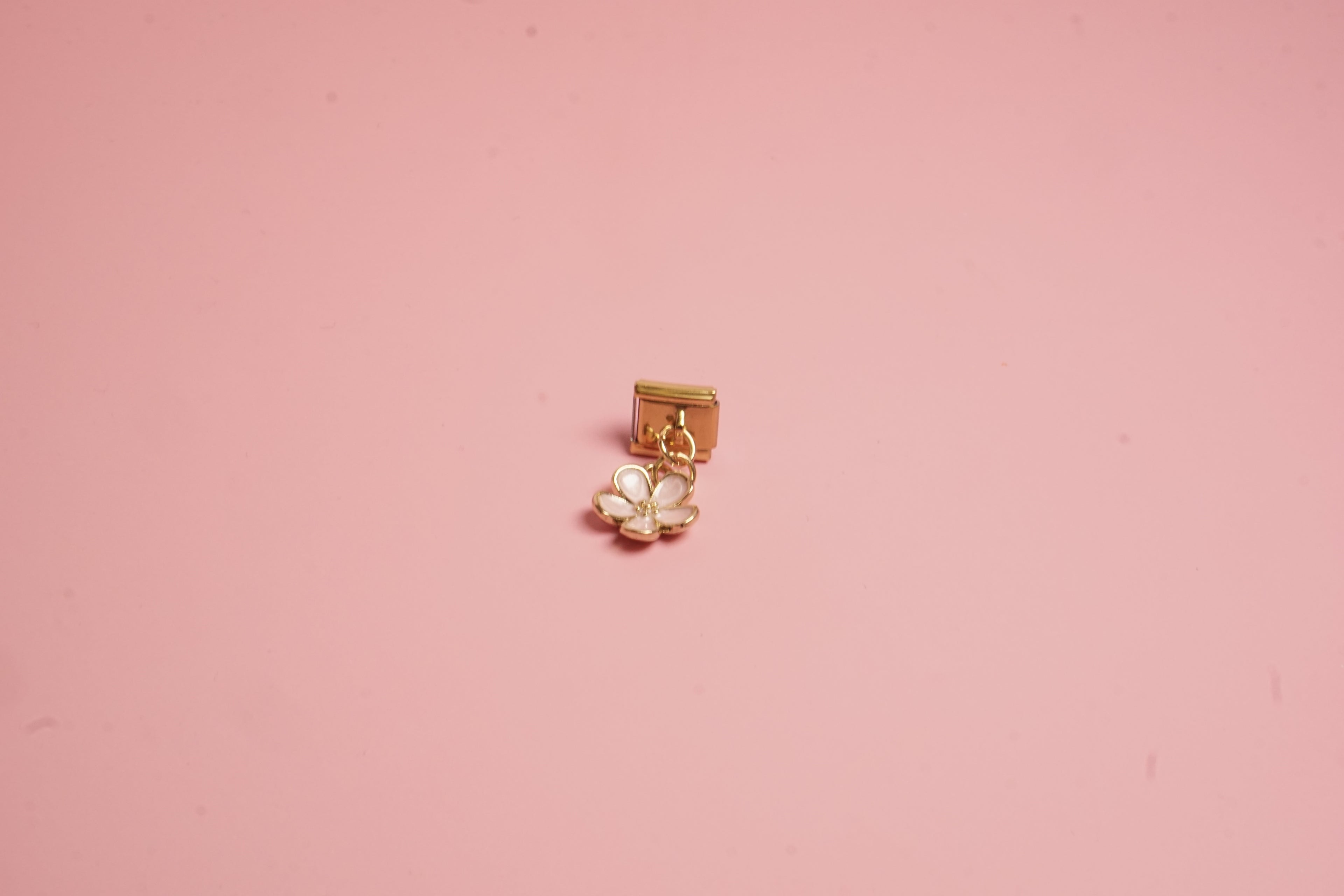 charm flor colgante dorada