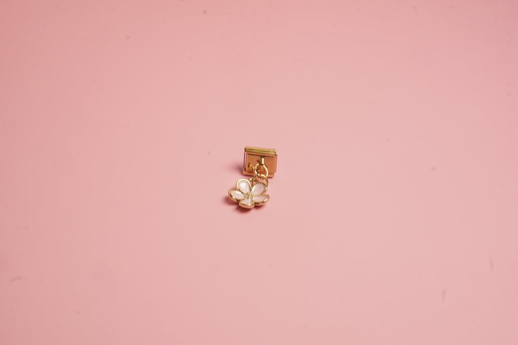 charm flor colgante dorada