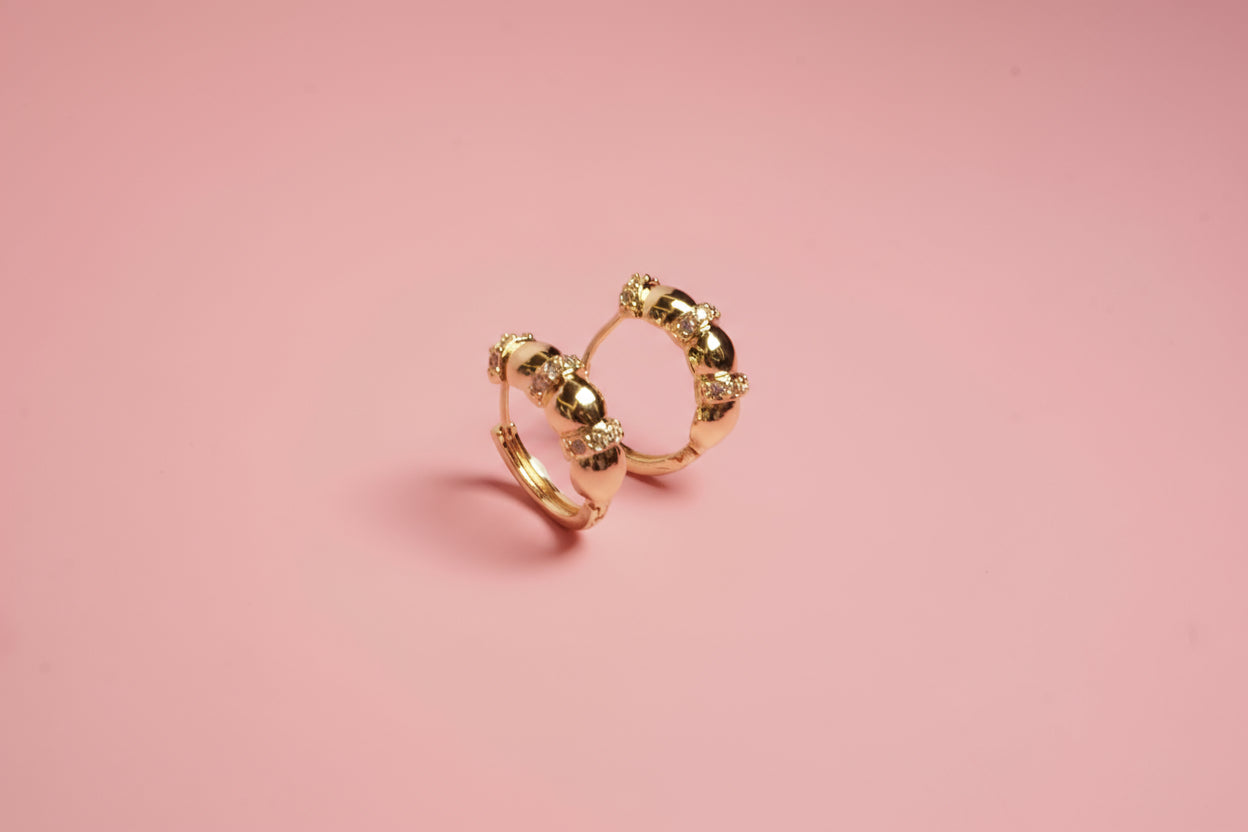 ARRACADA CON MEDIAS ESFERAS Y CIRCONIAS 19MM