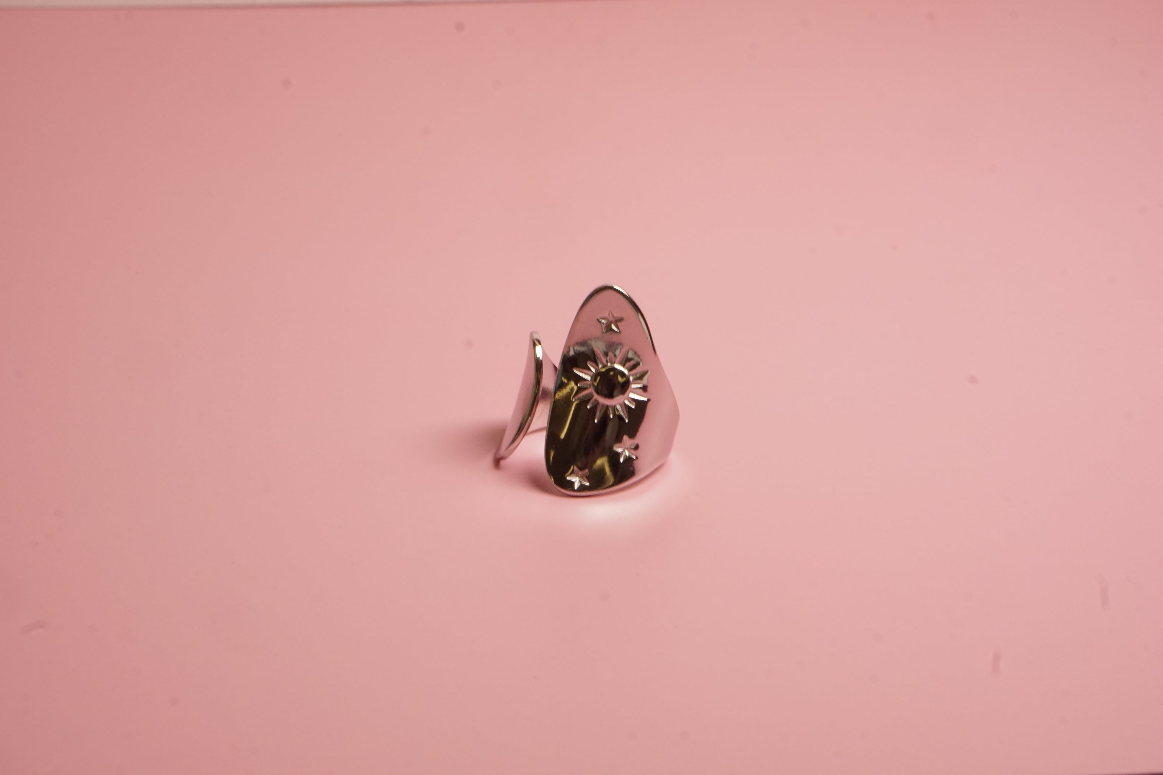 ANILLO AJUSTABLE IRREGULAR CON SOL Y ESTRELLAS