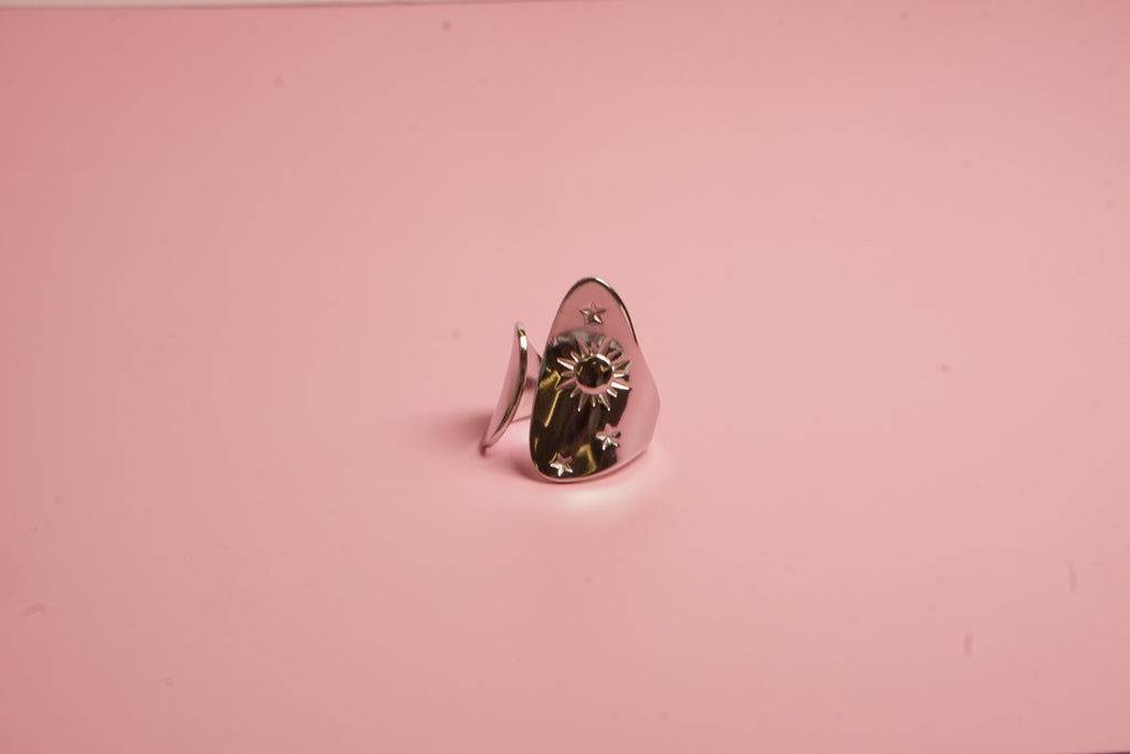 ANILLO AJUSTABLE IRREGULAR CON SOL Y ESTRELLAS