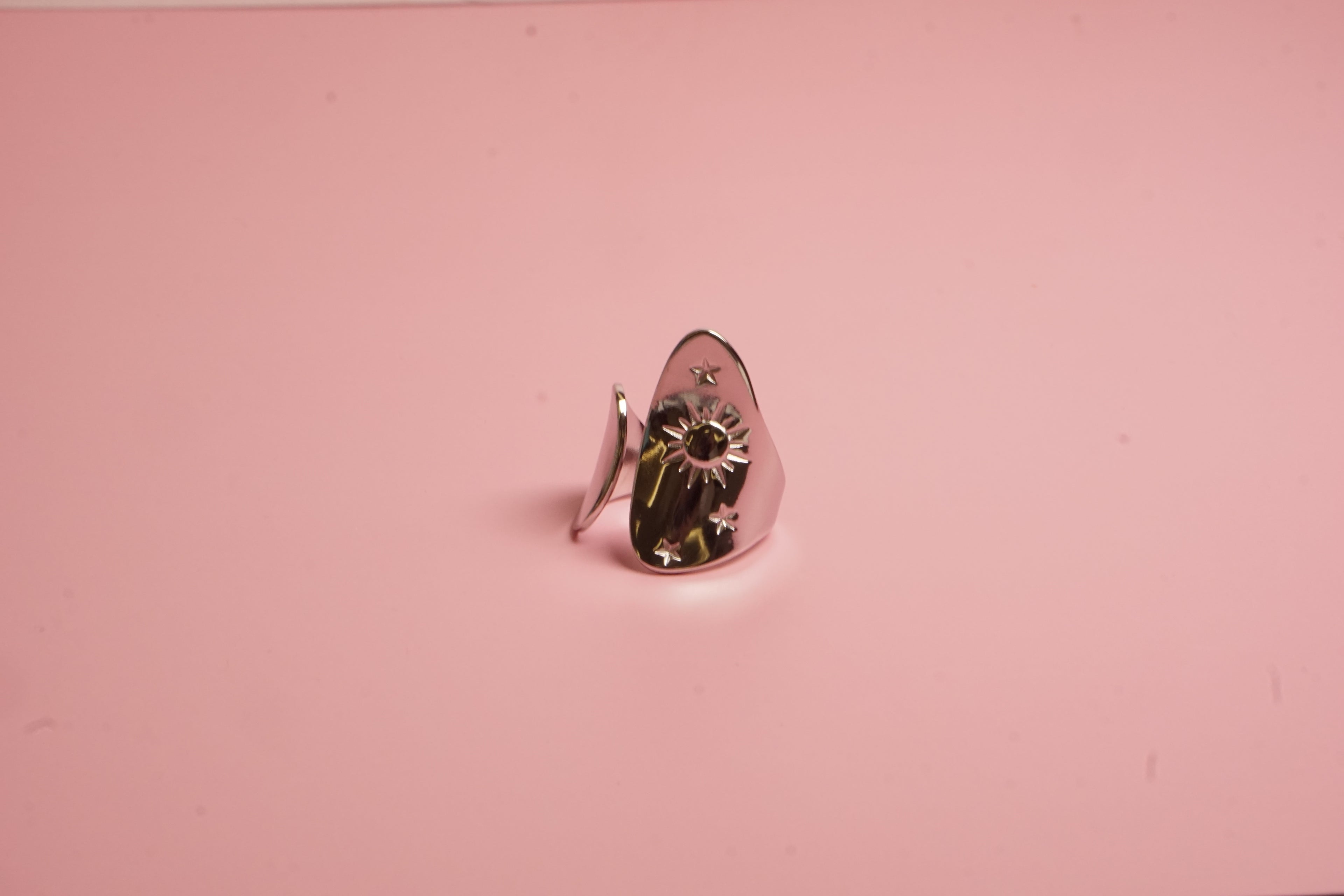 ANILLO AJUSTABLE IRREGULAR CON SOL Y ESTRELLAS