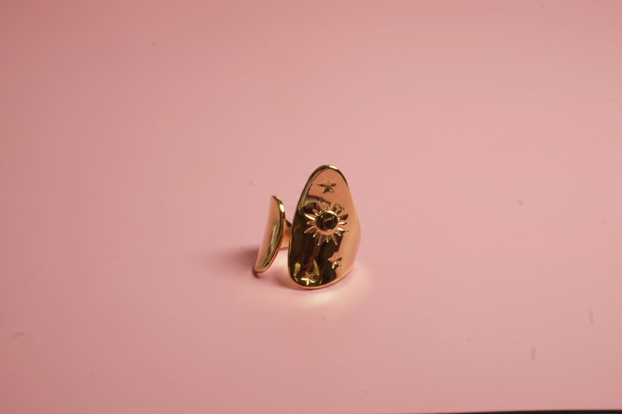 ANILLO AJUSTABLE IRREGULAR CON SOL Y ESTRELLAS