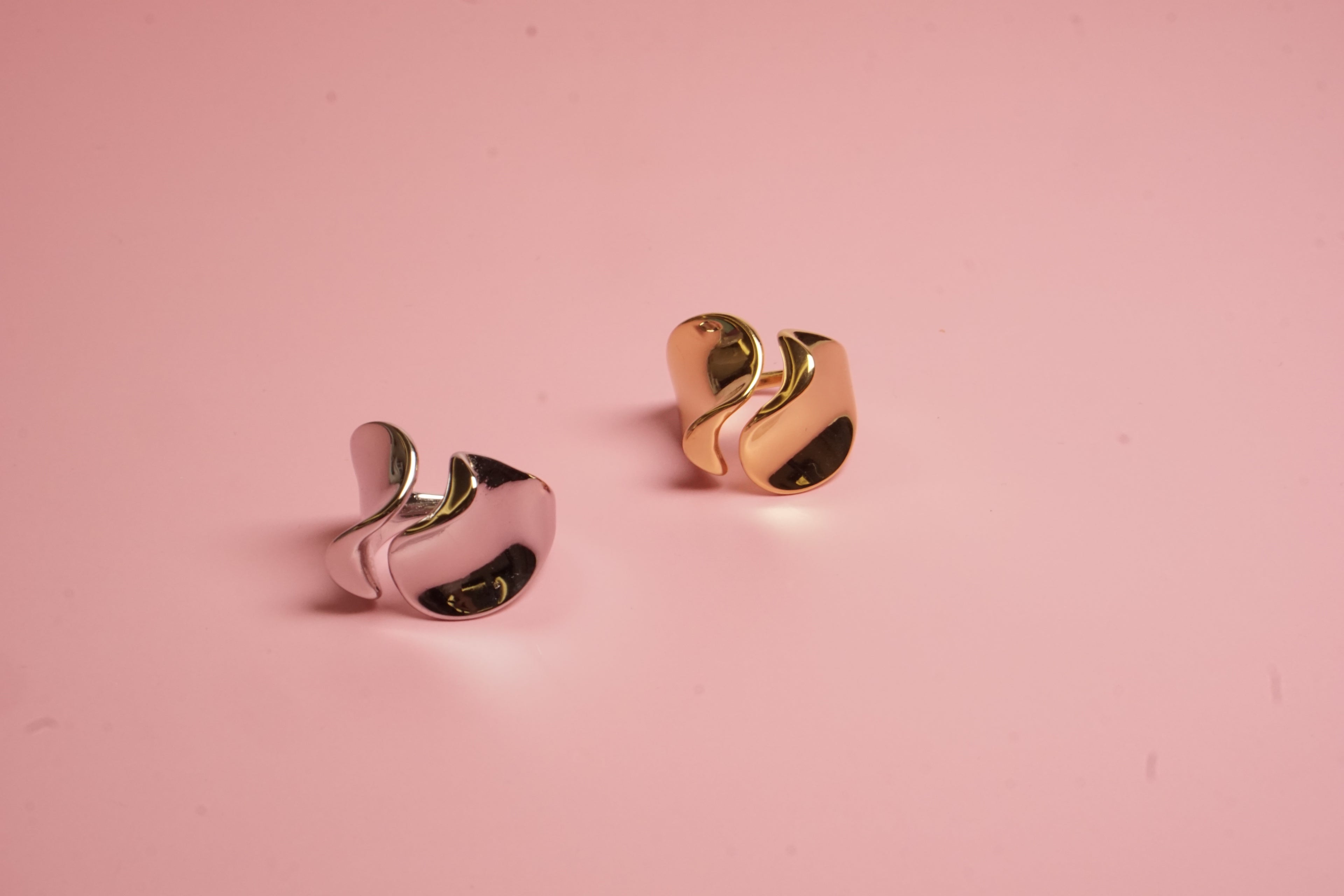 ANILLO CON ONDAS ENCONTRADAS 18MM/AJUSTABLE P