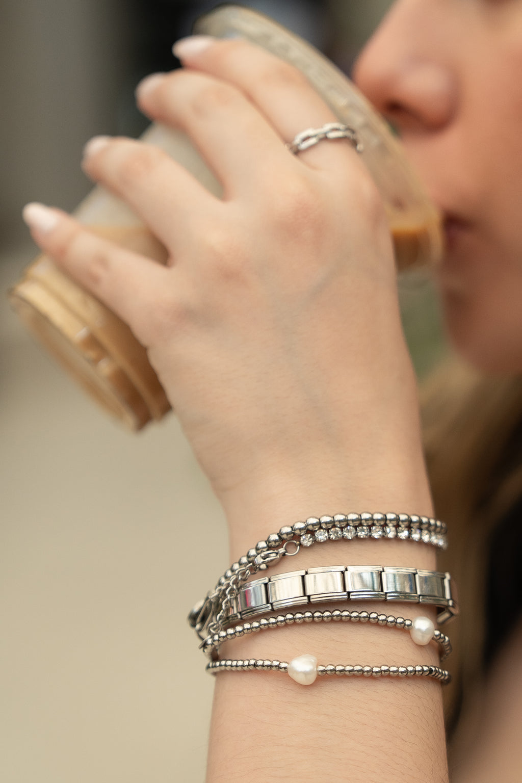 Pulsera elastica con perla y cuentas redondas