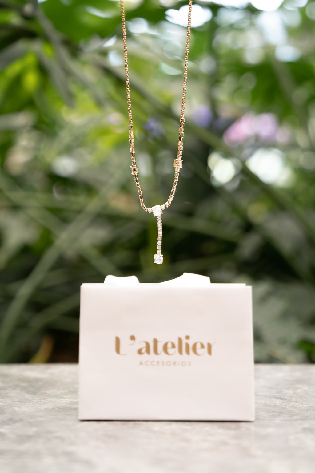 collar corbatero zirconias y chapa de oro