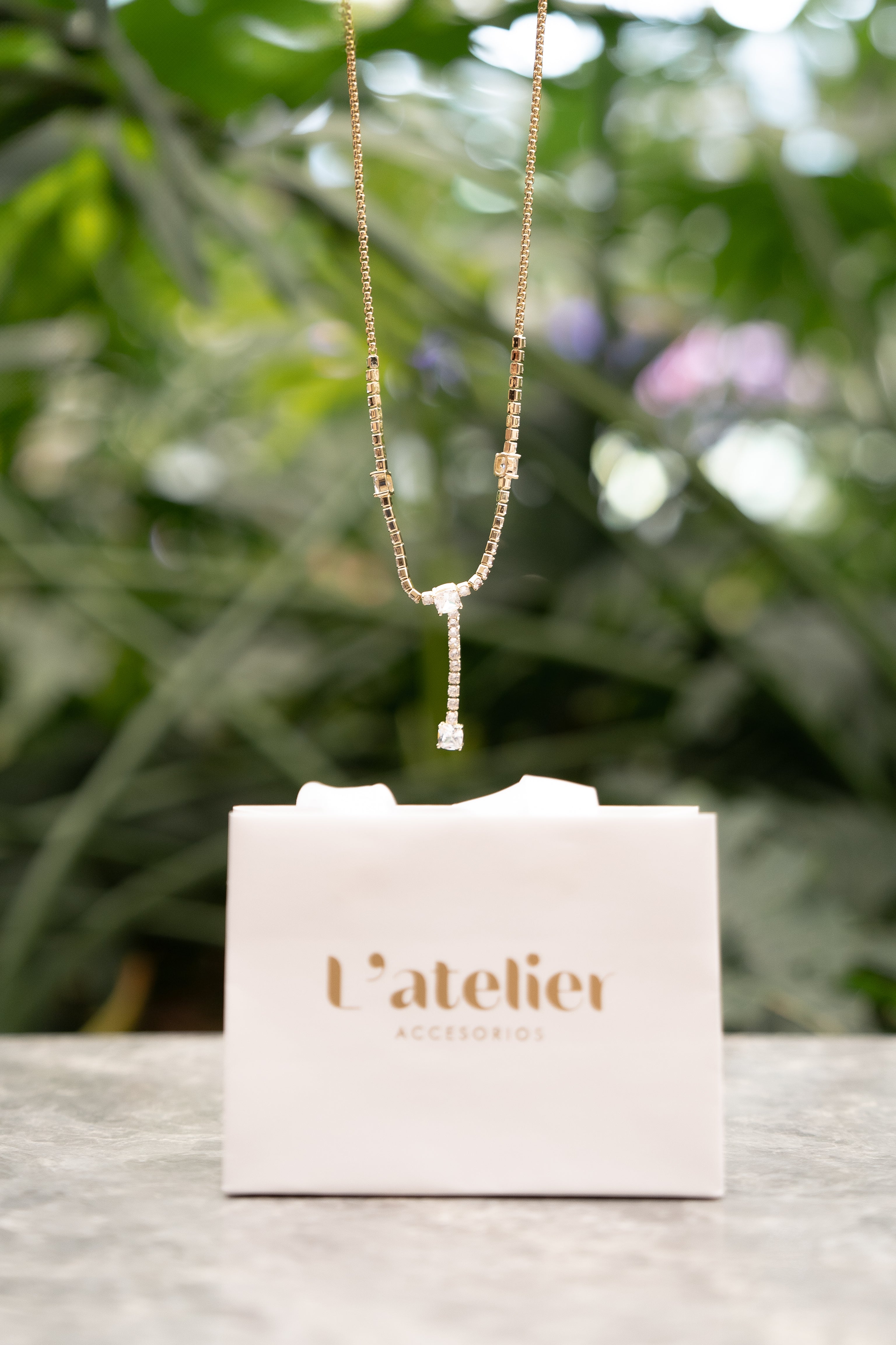 collar corbatero zirconias y chapa de oro