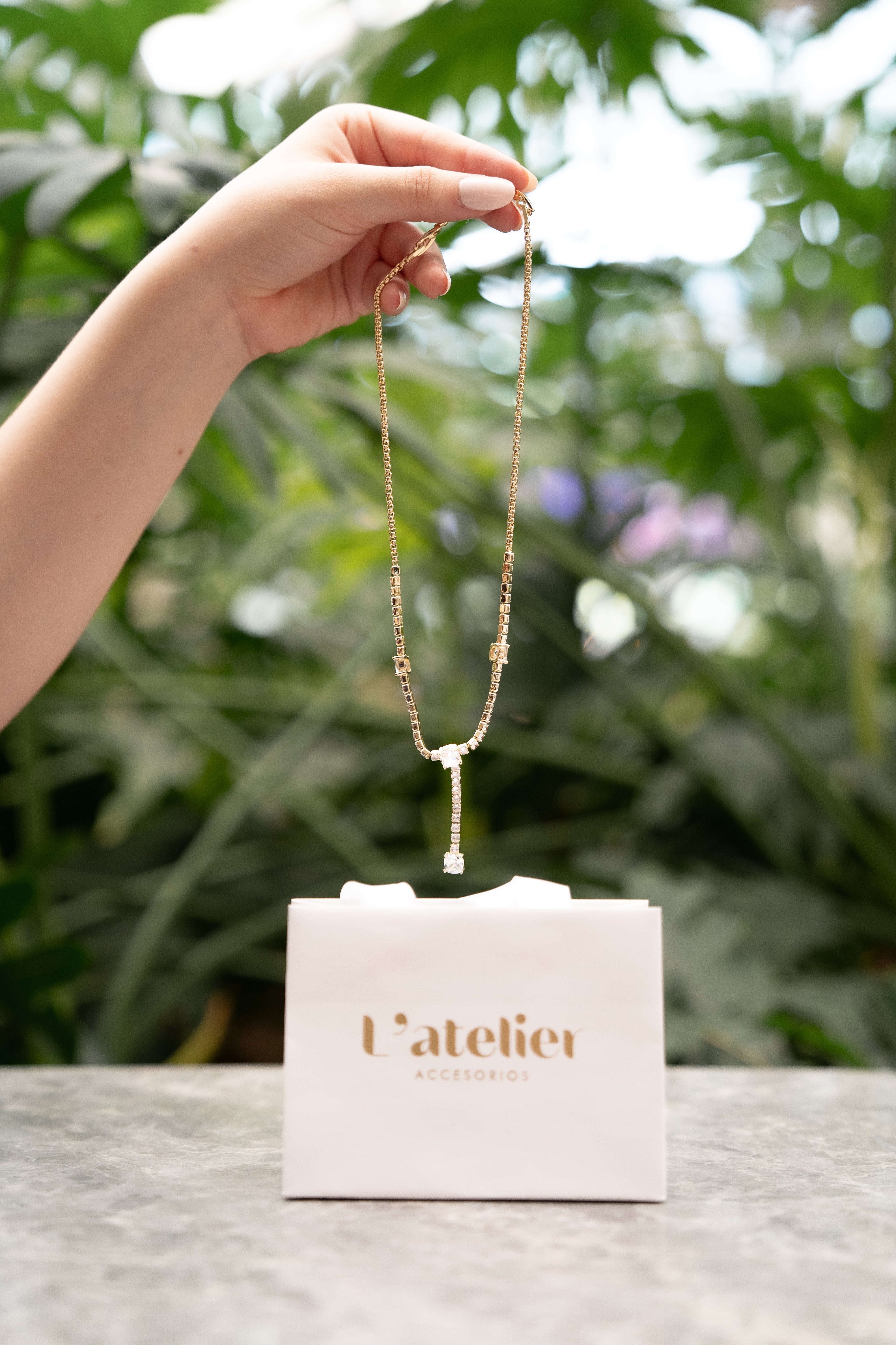 collar corbatero zirconias y chapa de oro