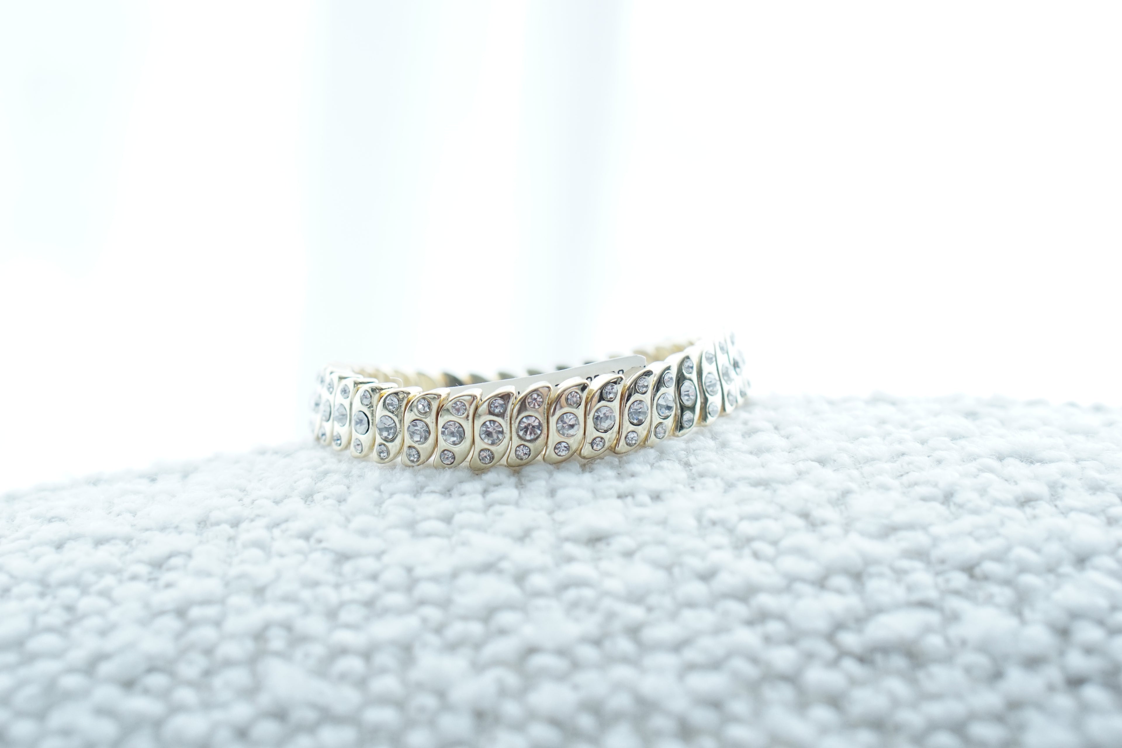 Pulsera chapa de oro curvo zirconias