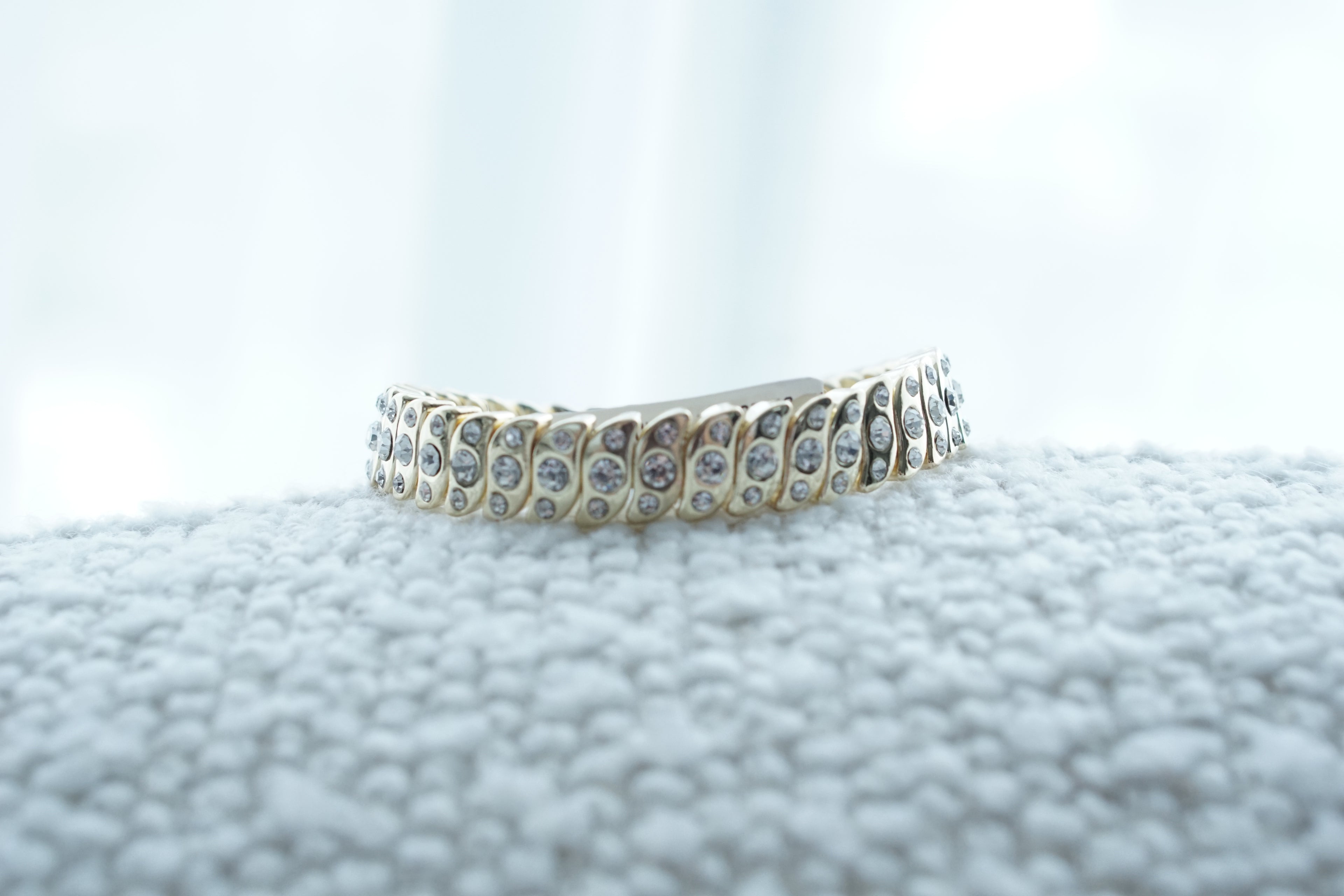 Pulsera chapa de oro curvo zirconias