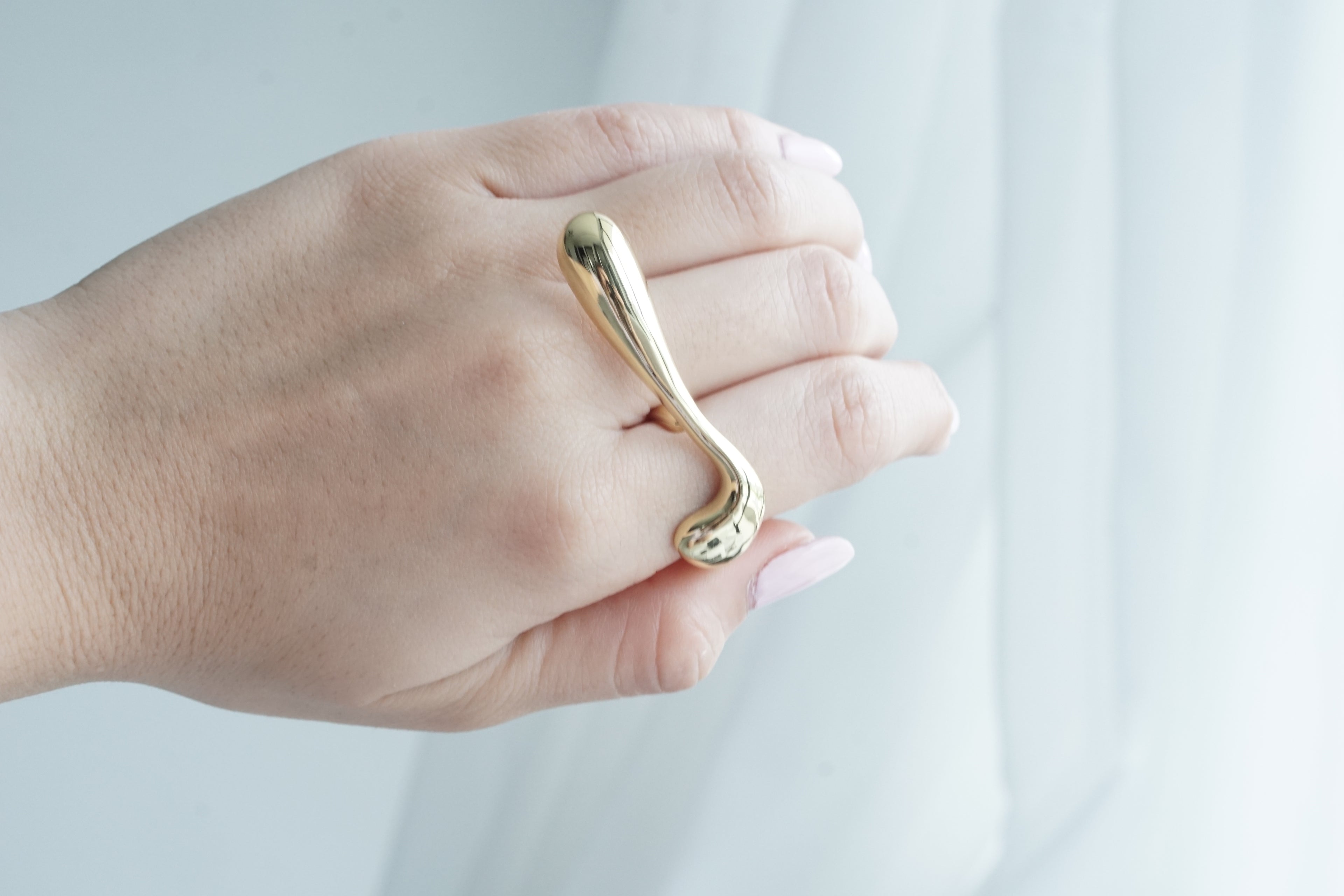 Anillo gota larga dorada