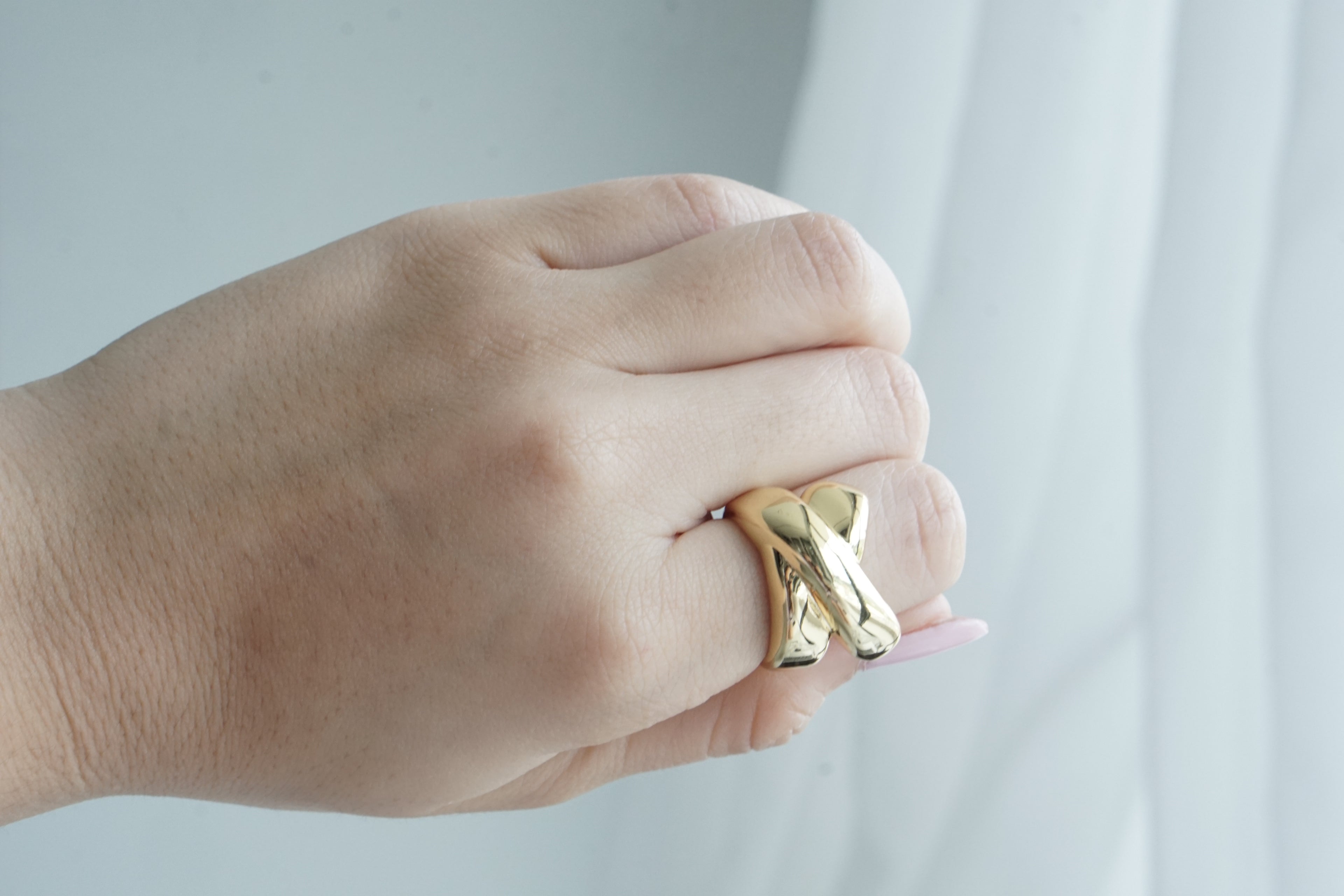 Anillo x liso dorado