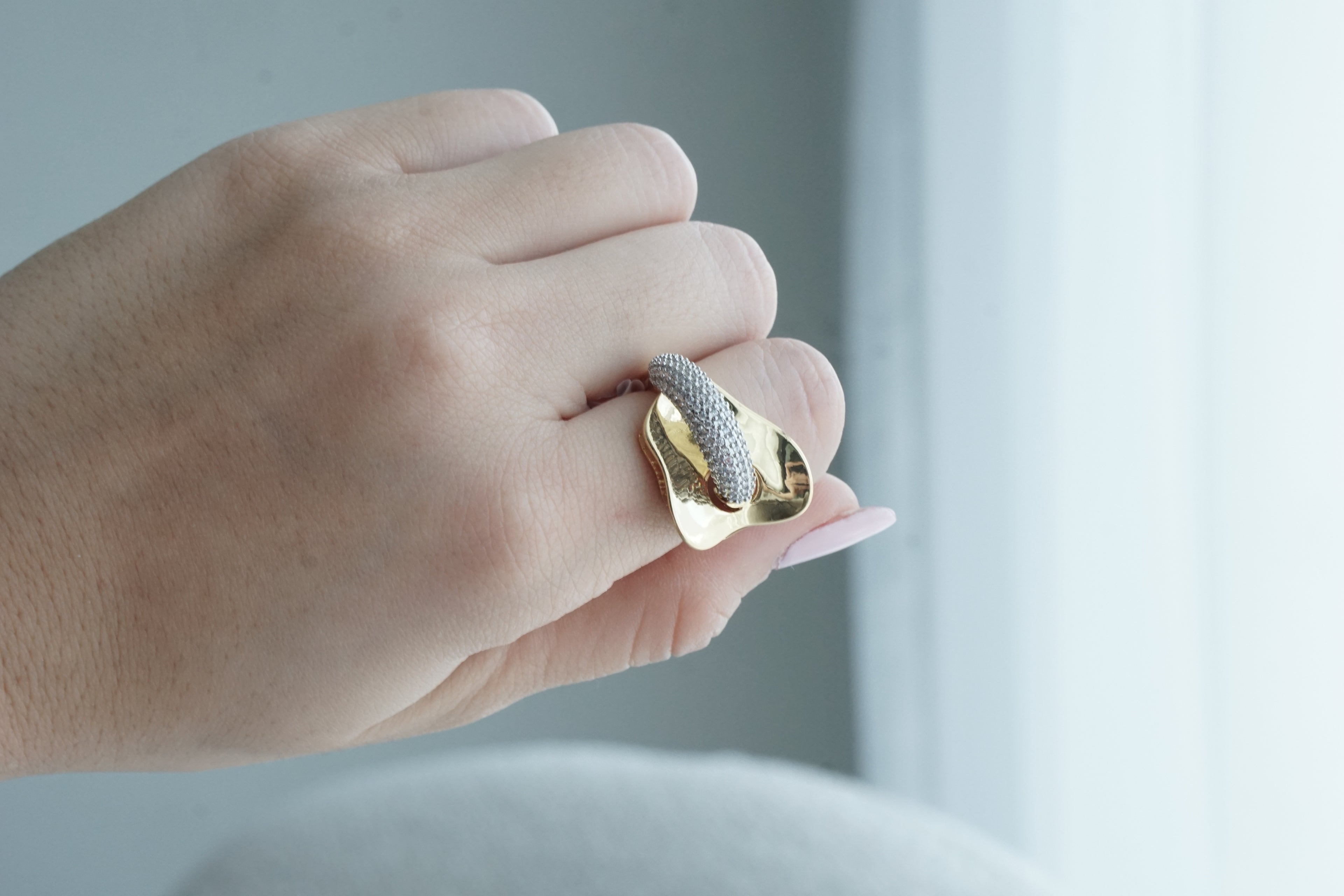 Anillo linea zirconias