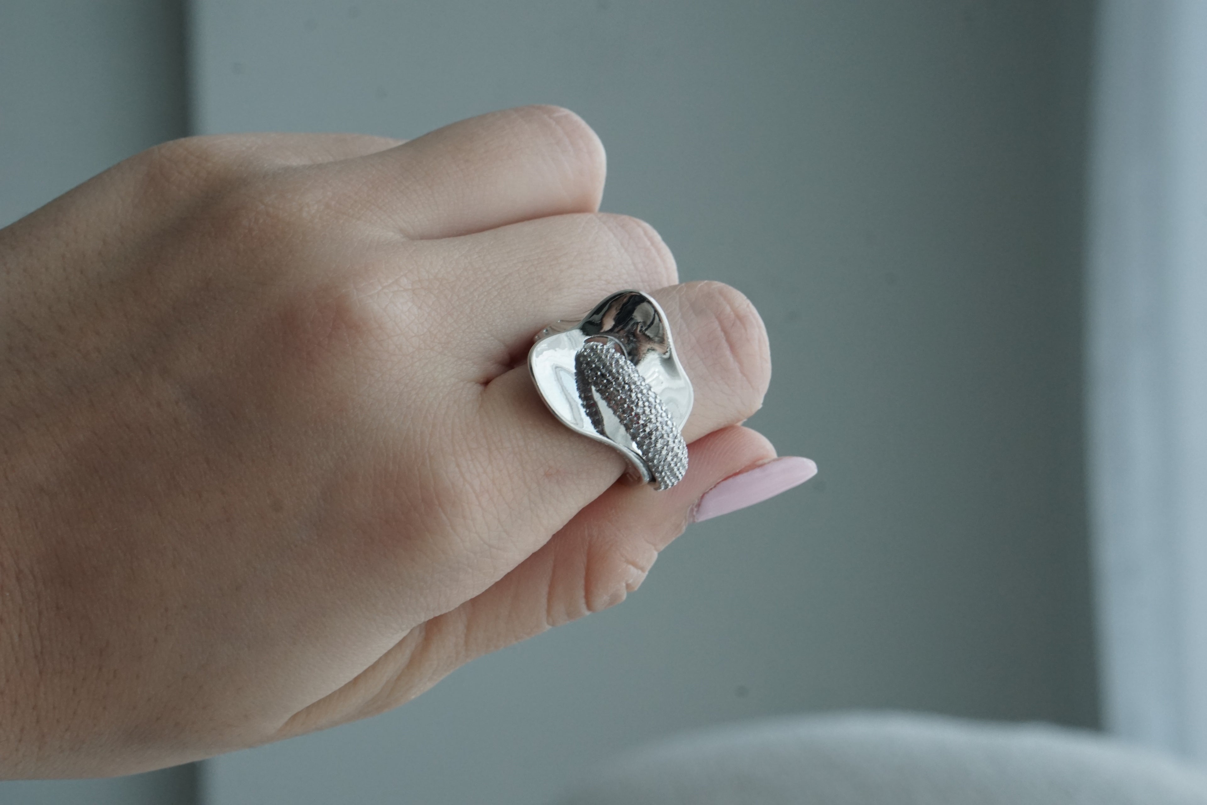 Anillo linea zirconia plateado