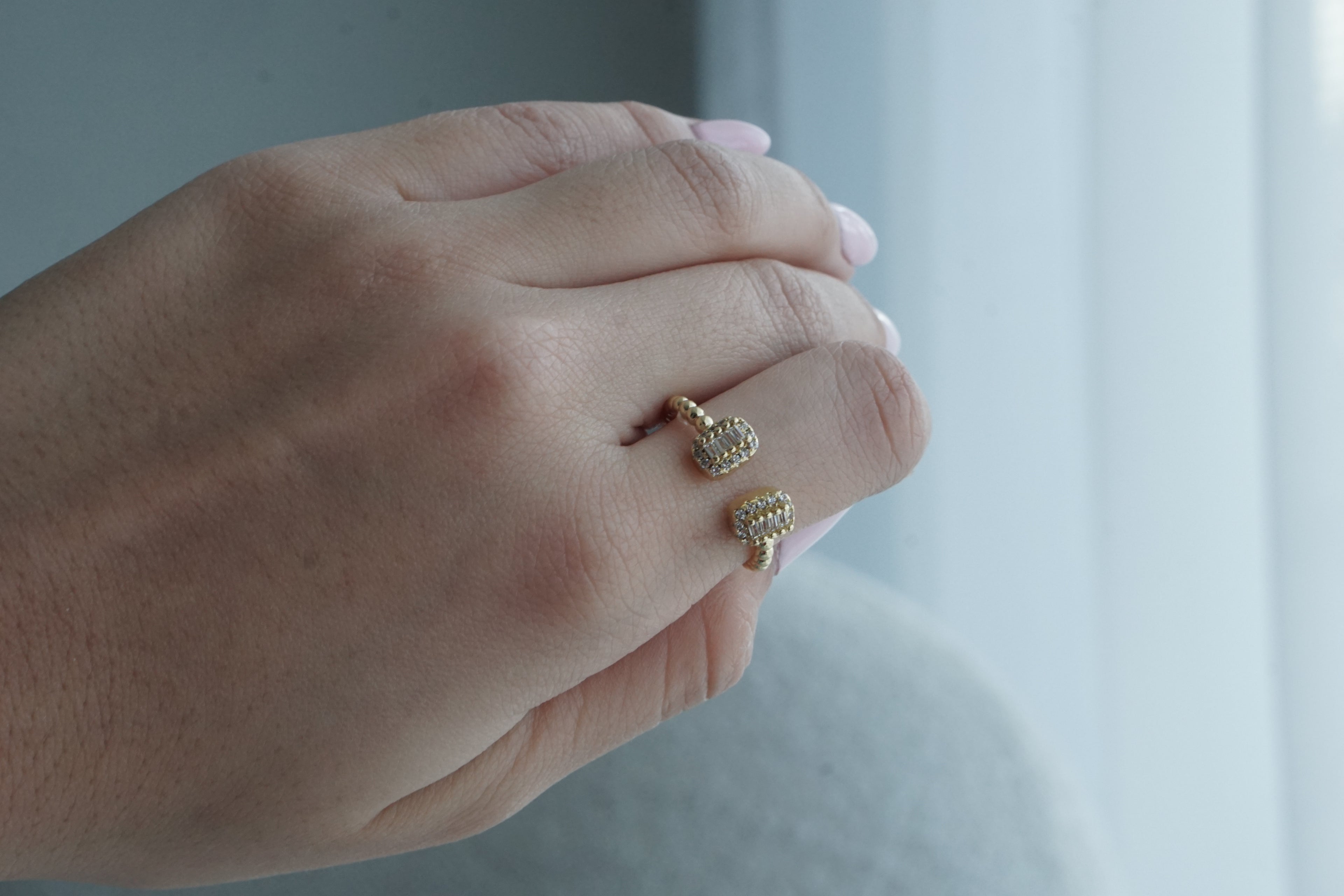 Anillo ajustable chapa de oro con zirconias cuadrado