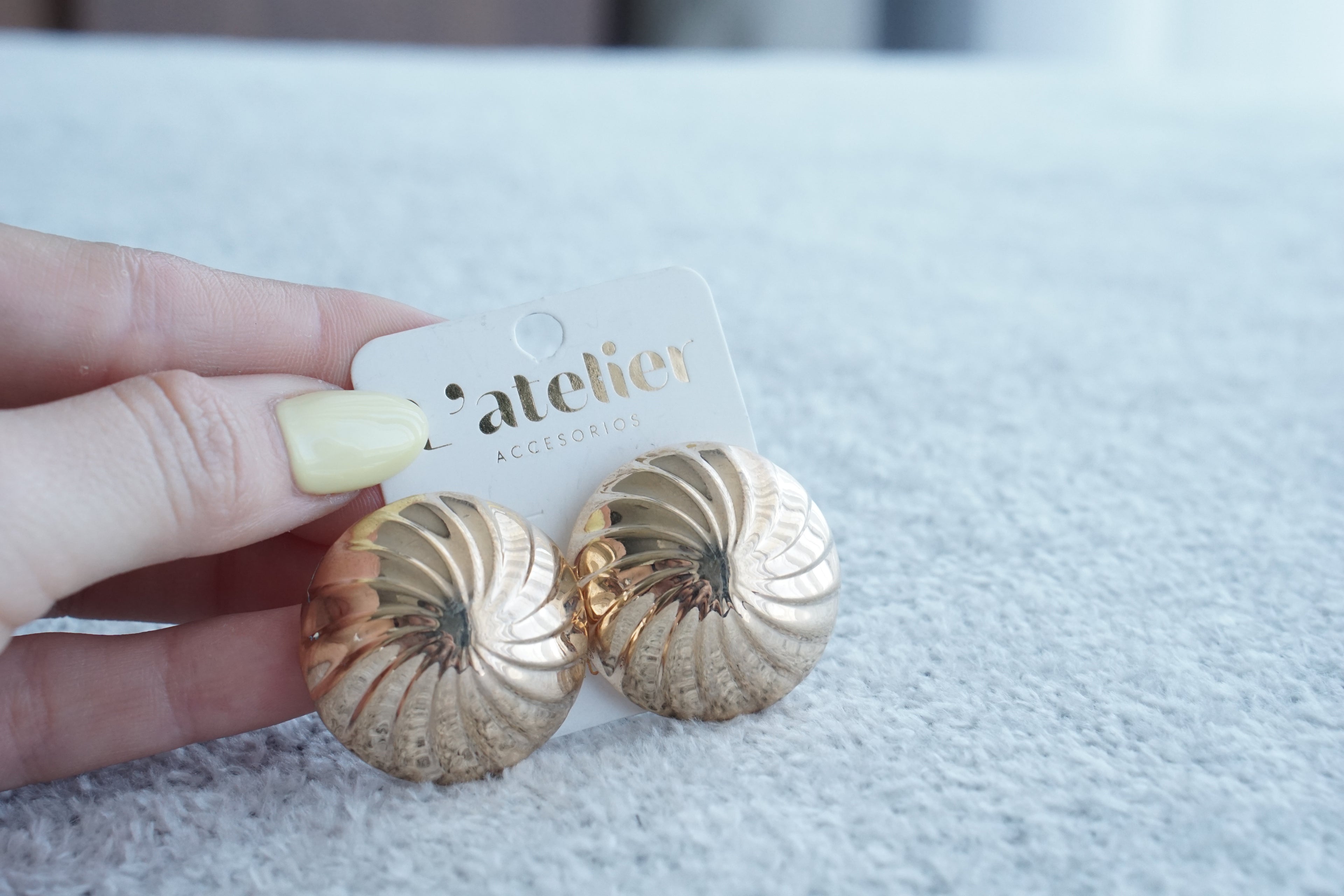 Sphere earring golden
