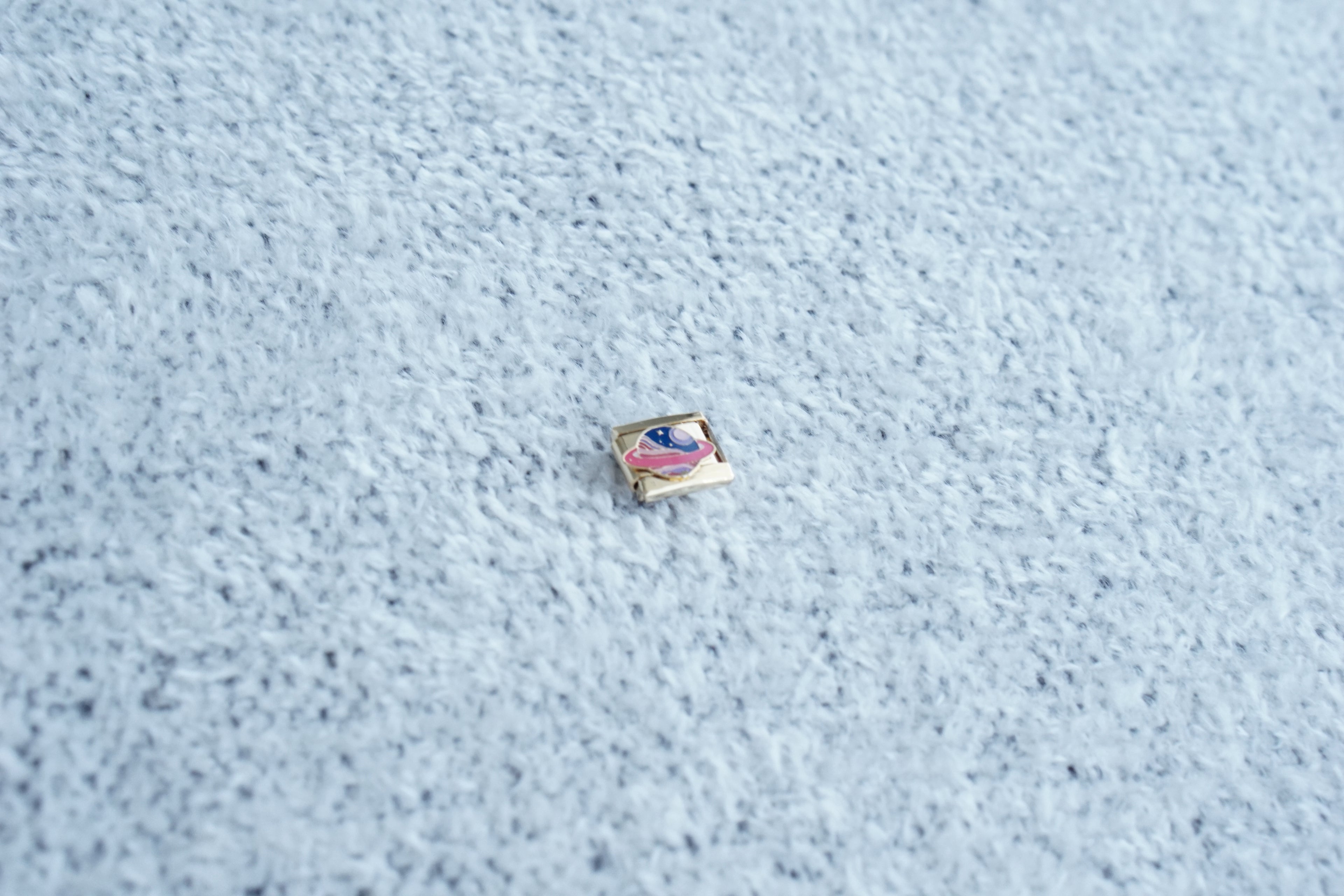 charm planeta esmaltado dorado