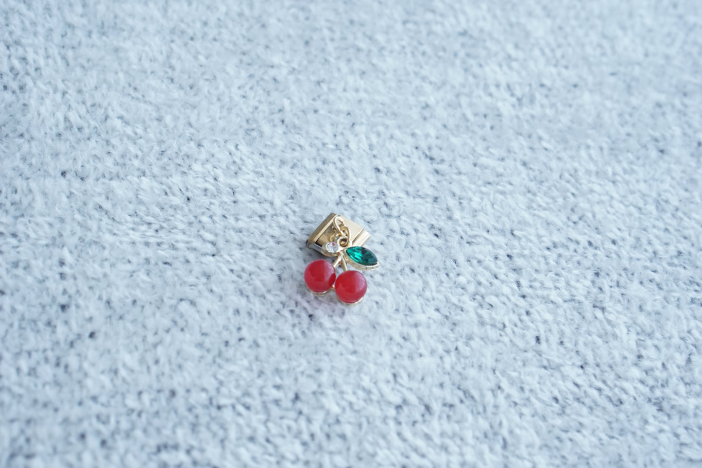 charm cherry dorada 3d