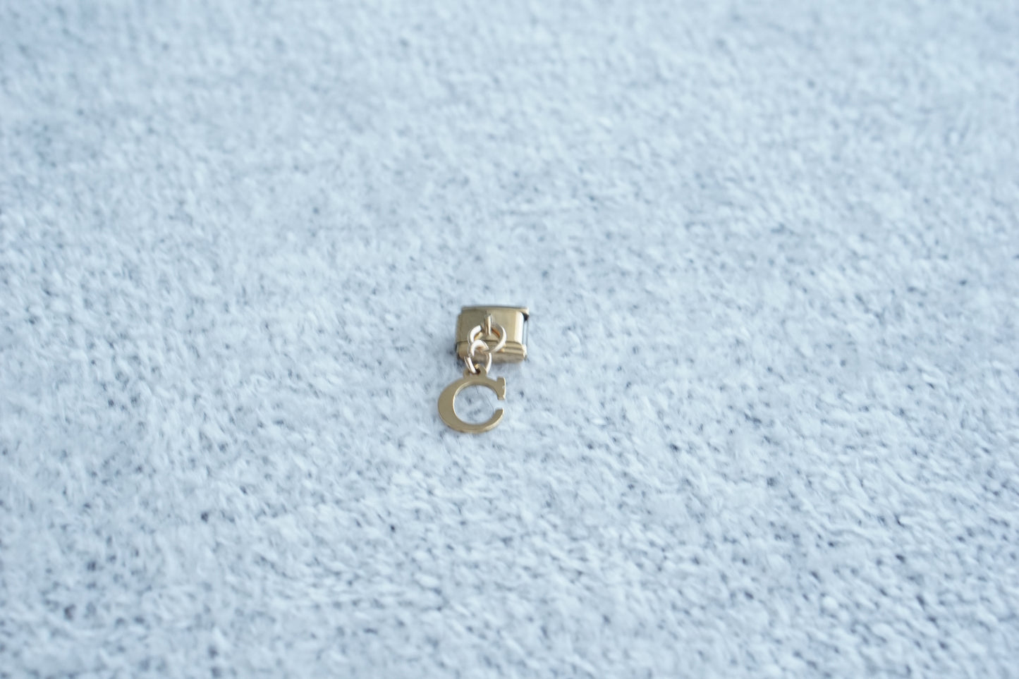 charm letra colgante