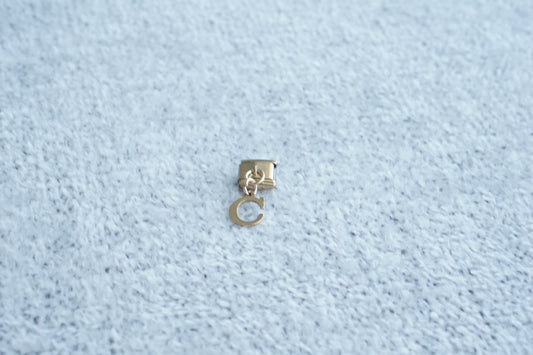 charm letra colgante