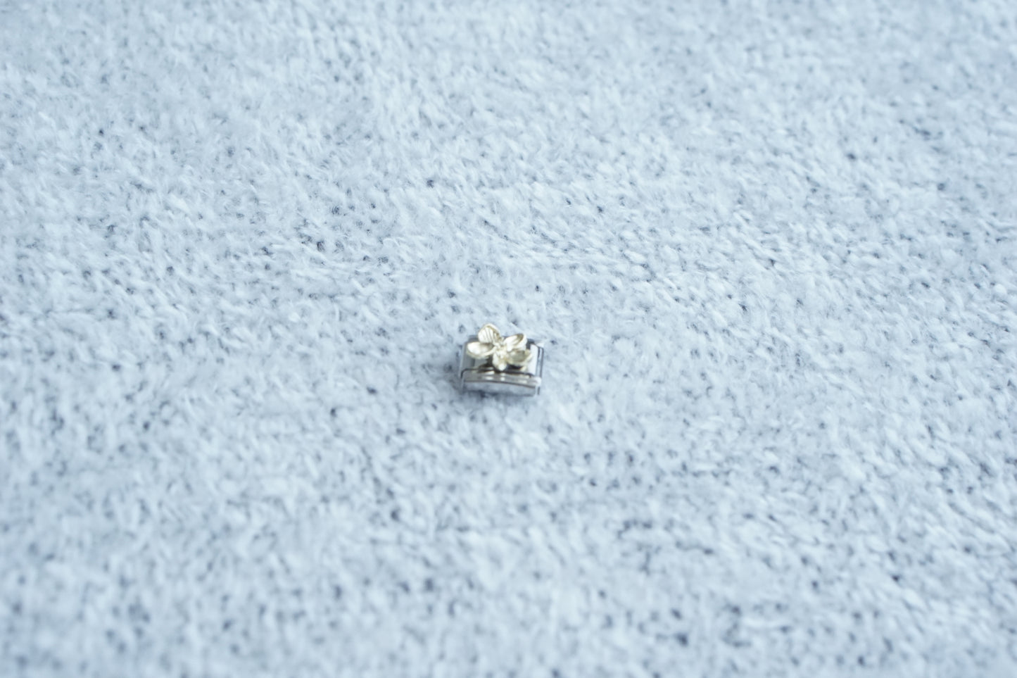 charm flor dorada