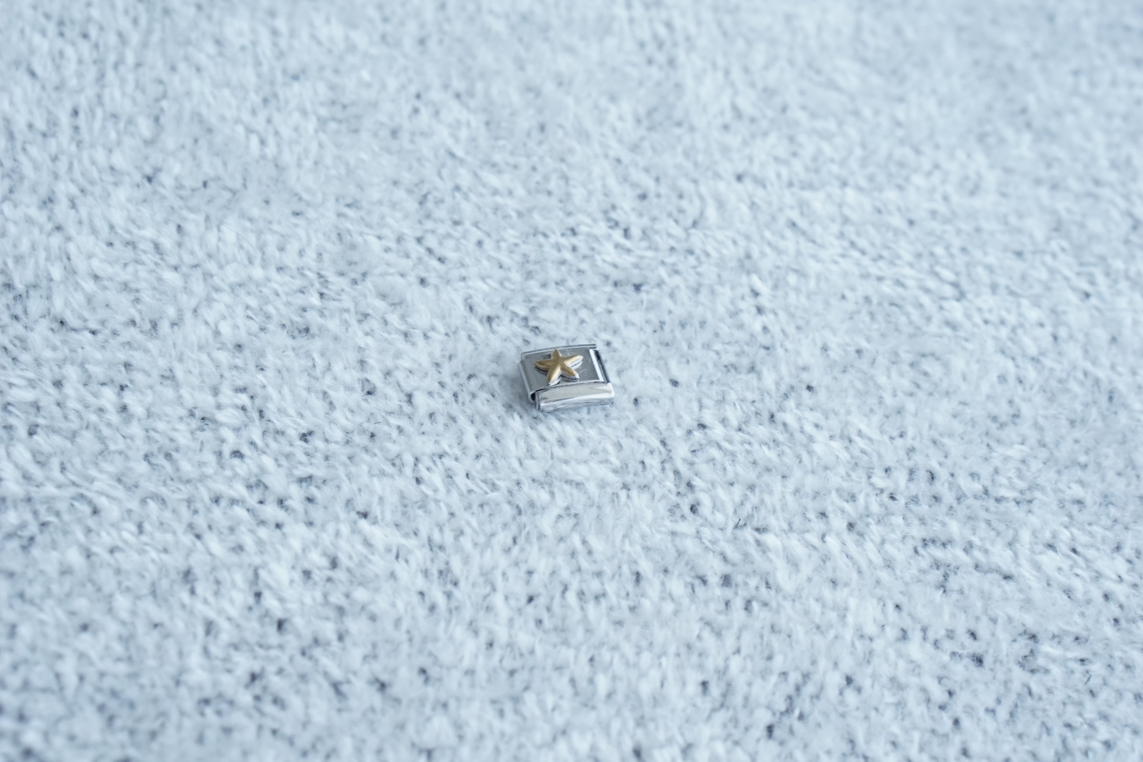 charm estrella dorada