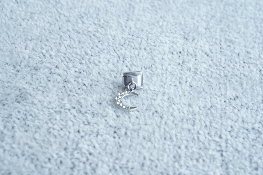 charm colgante luna brillosa