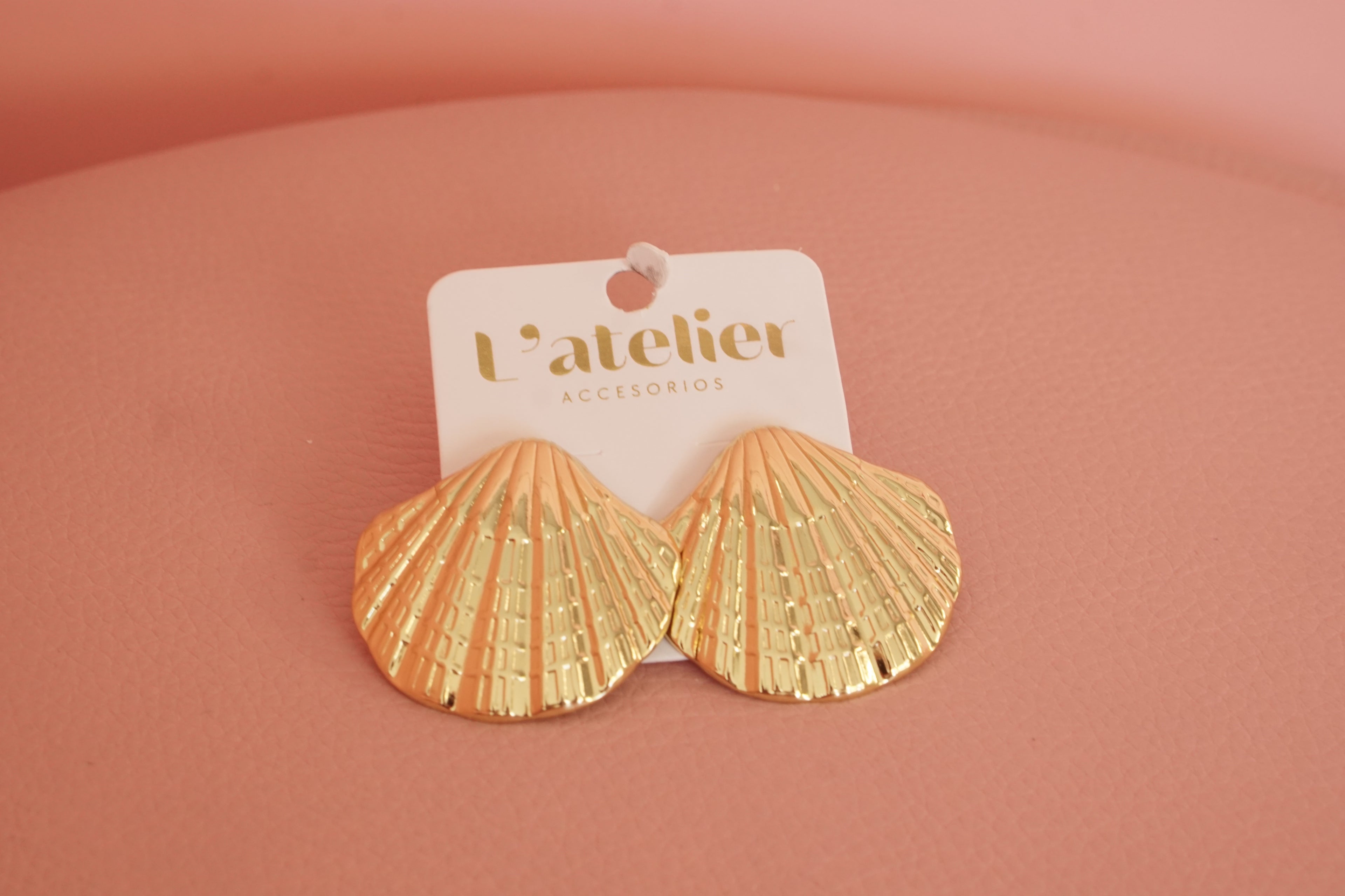 aretes dorados  de acero inox concha