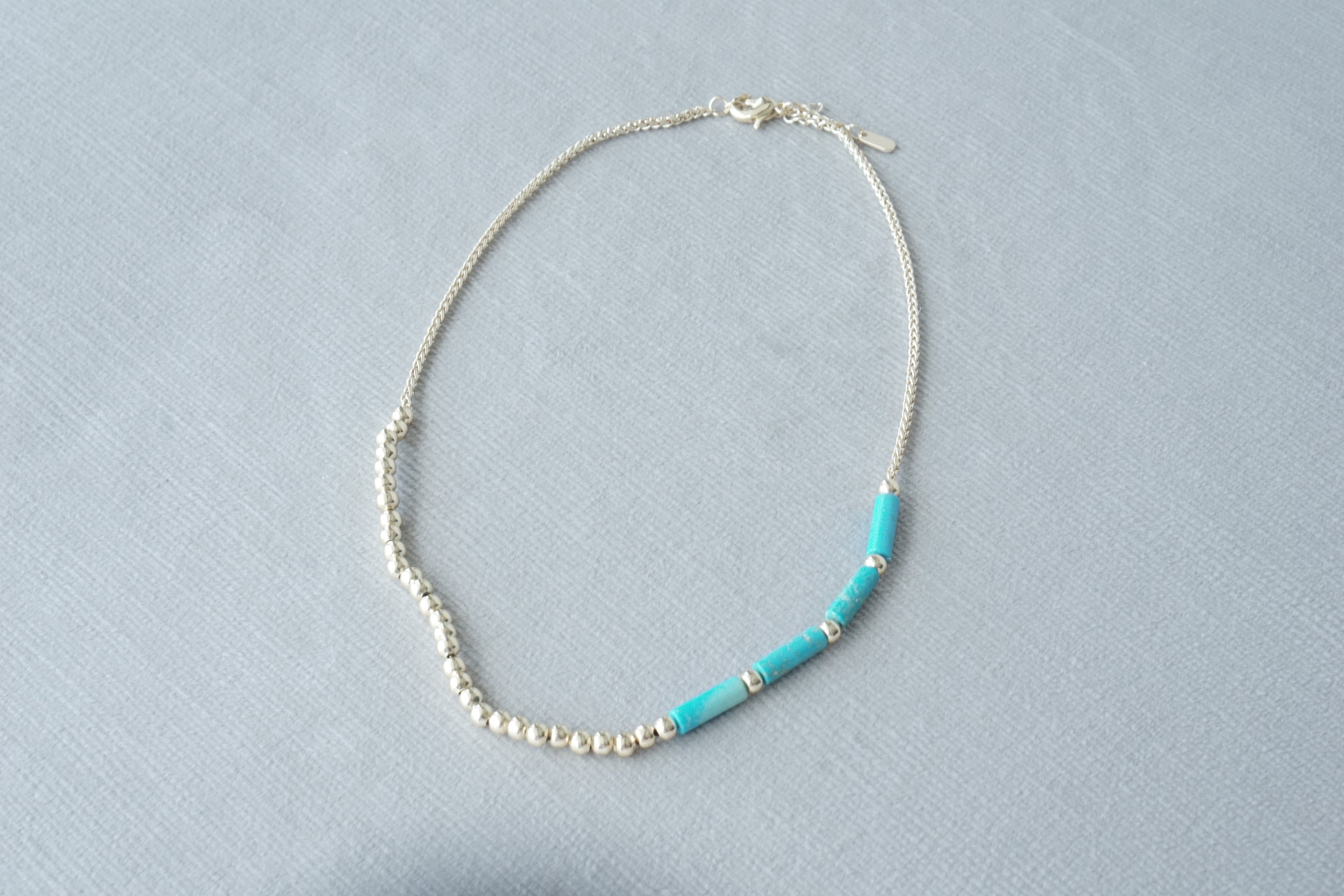 Collar tubos azules con cuentas