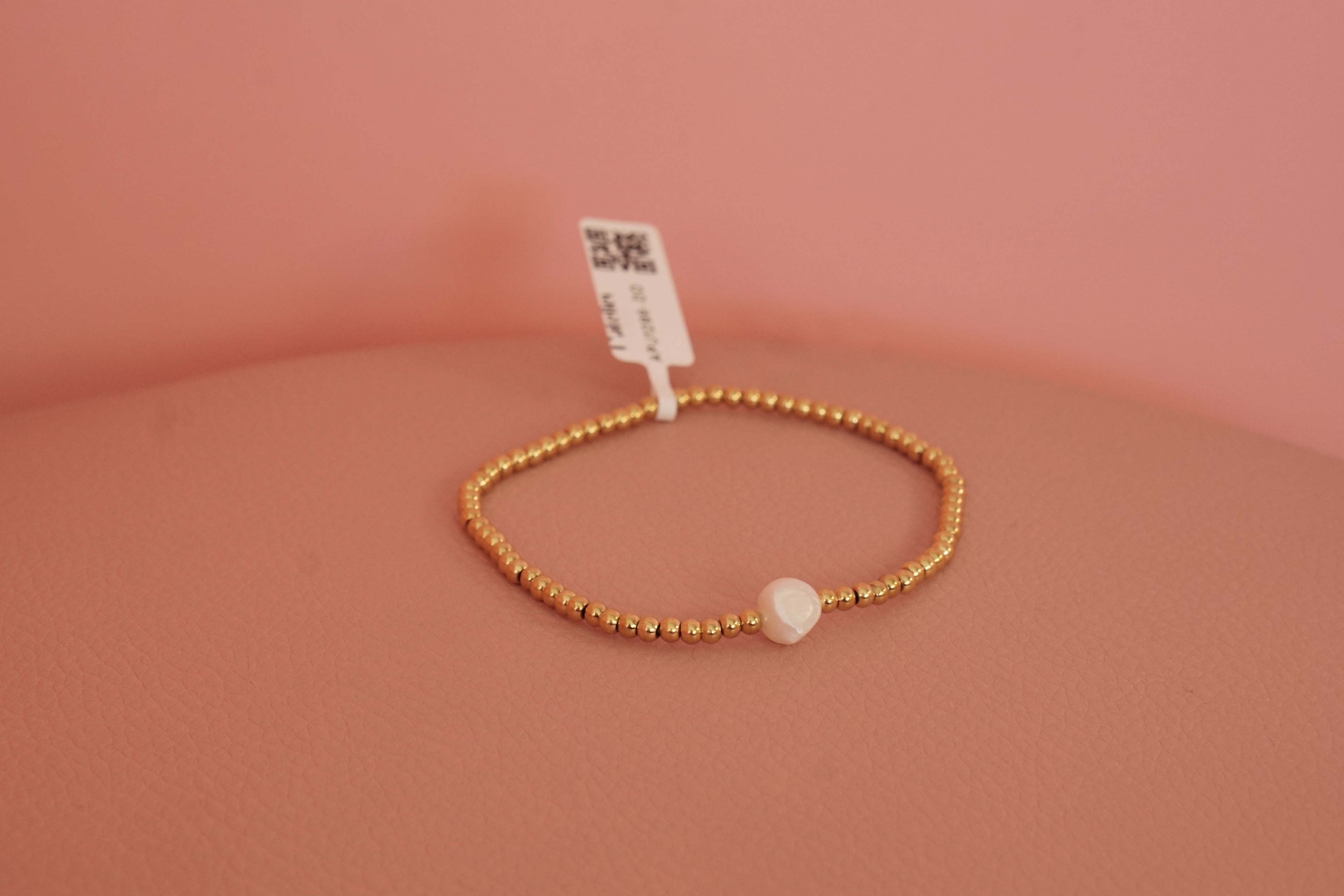 Pulsera elastica con perla y cuentas redondas