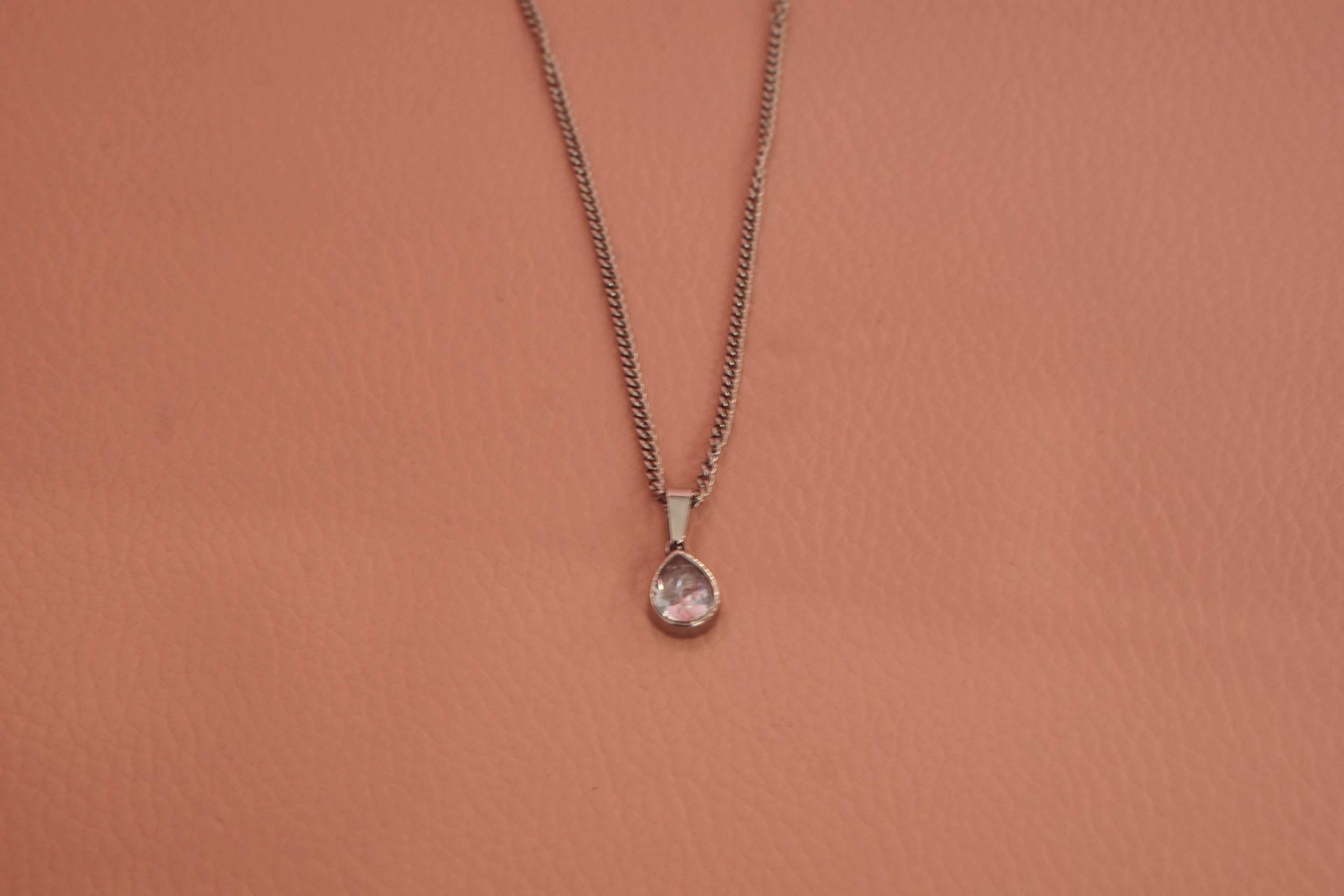 Collar con colgante de cristal en forma de gota, de acero inoxidable