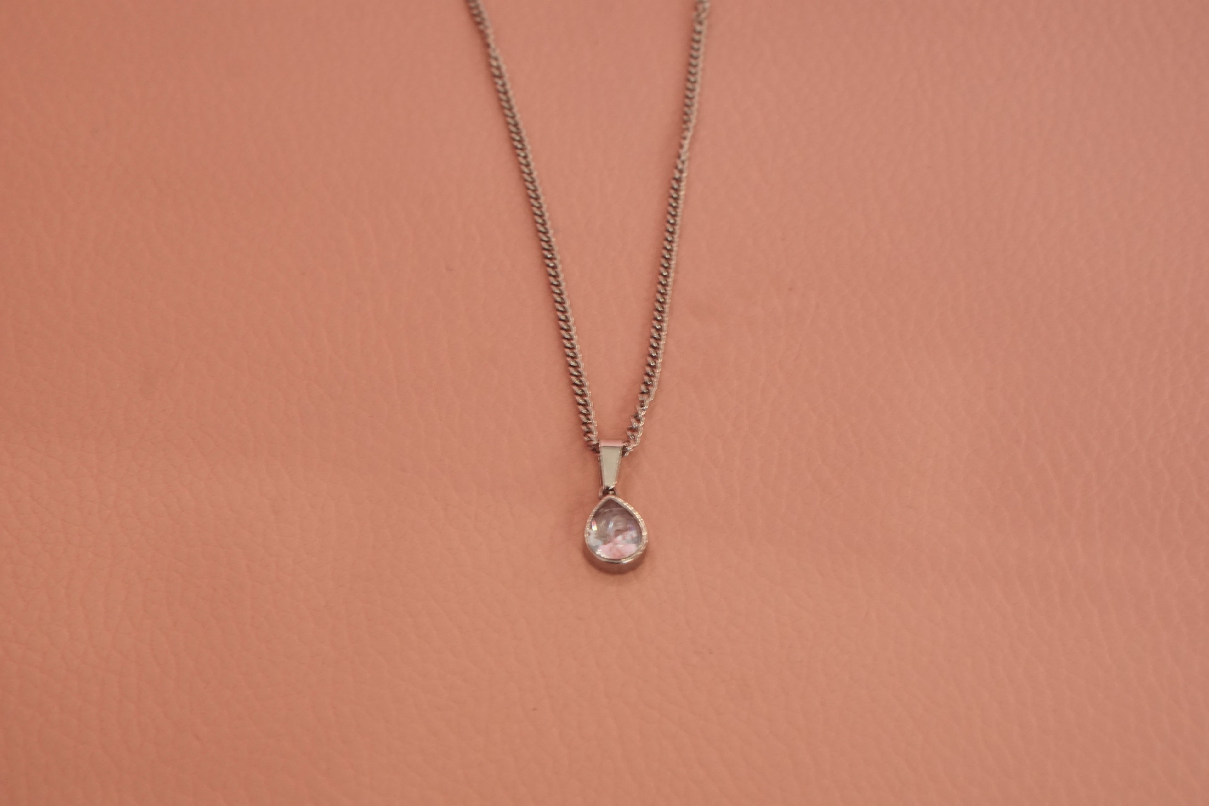 Collar con colgante de cristal en forma de gota, de acero inoxidable