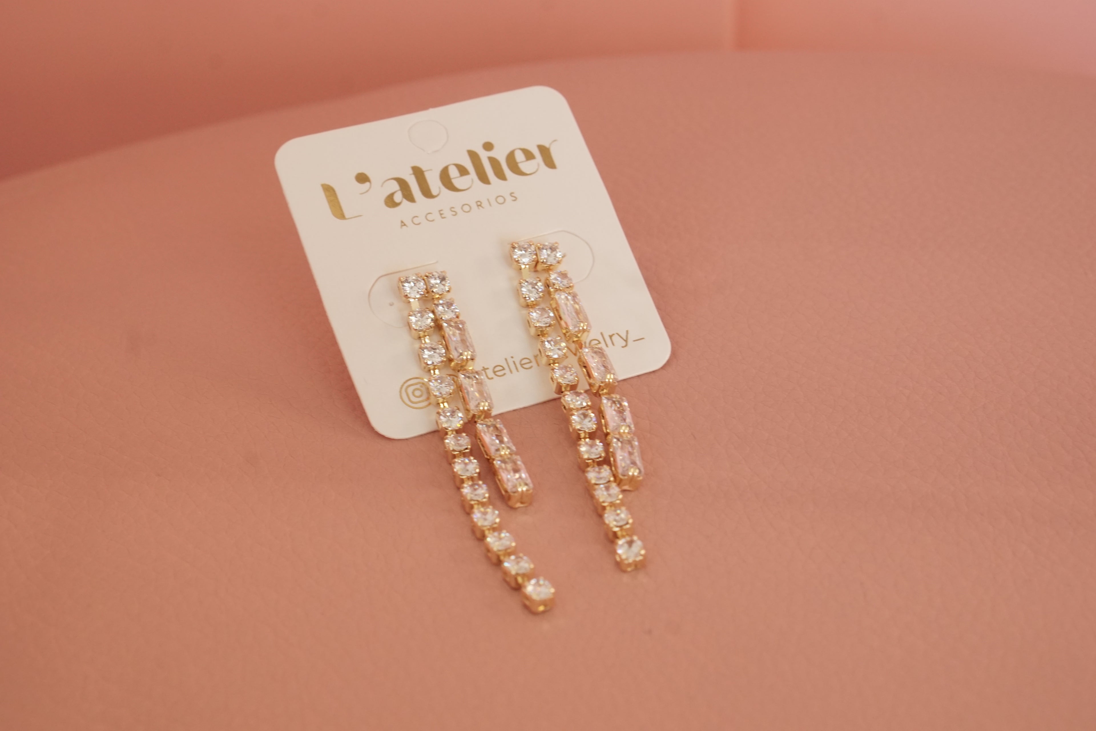 Arete largo zirconias chapa de oro cascada