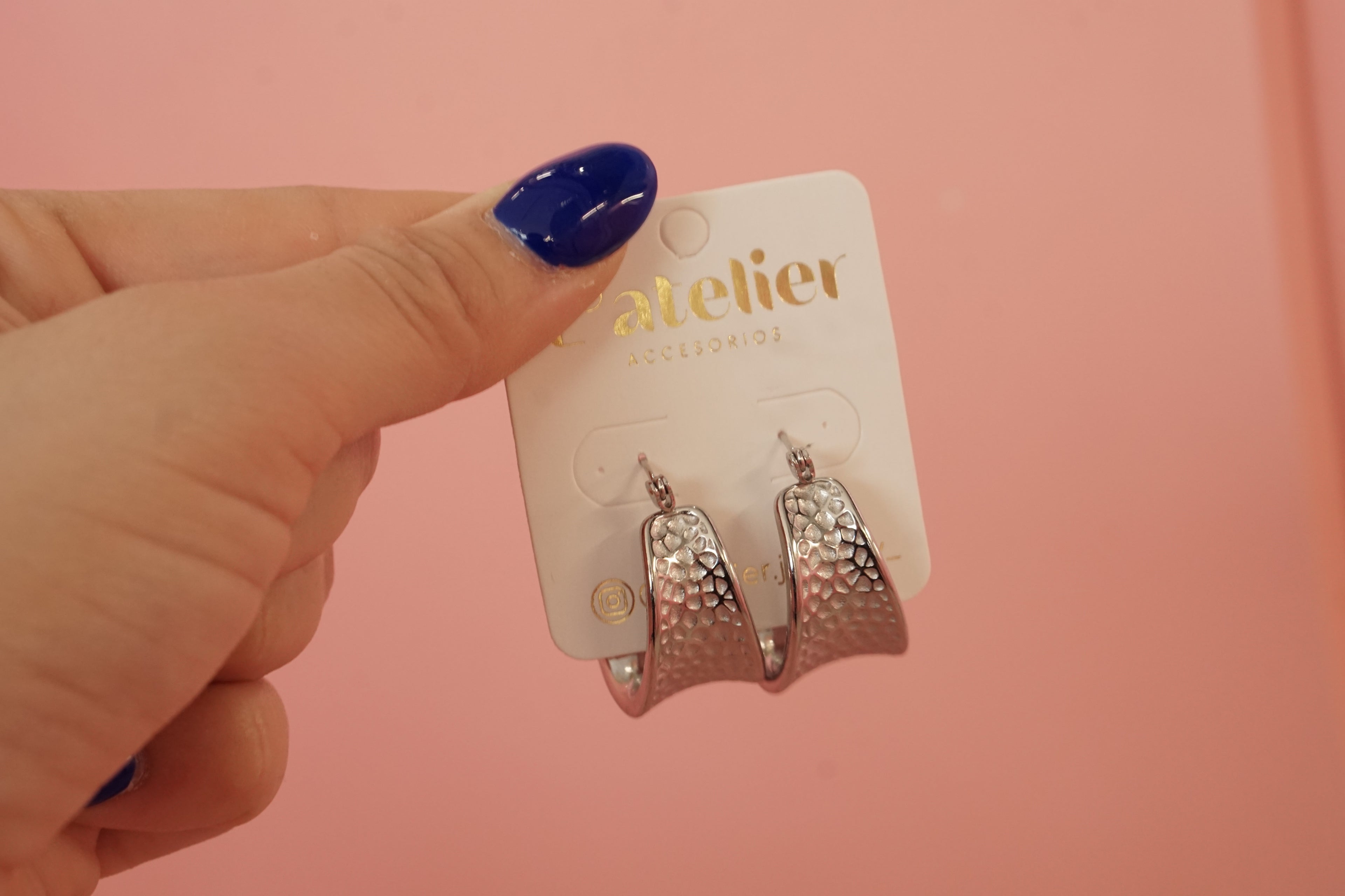 Arracada gruesa martillada 25 mm plateado acero