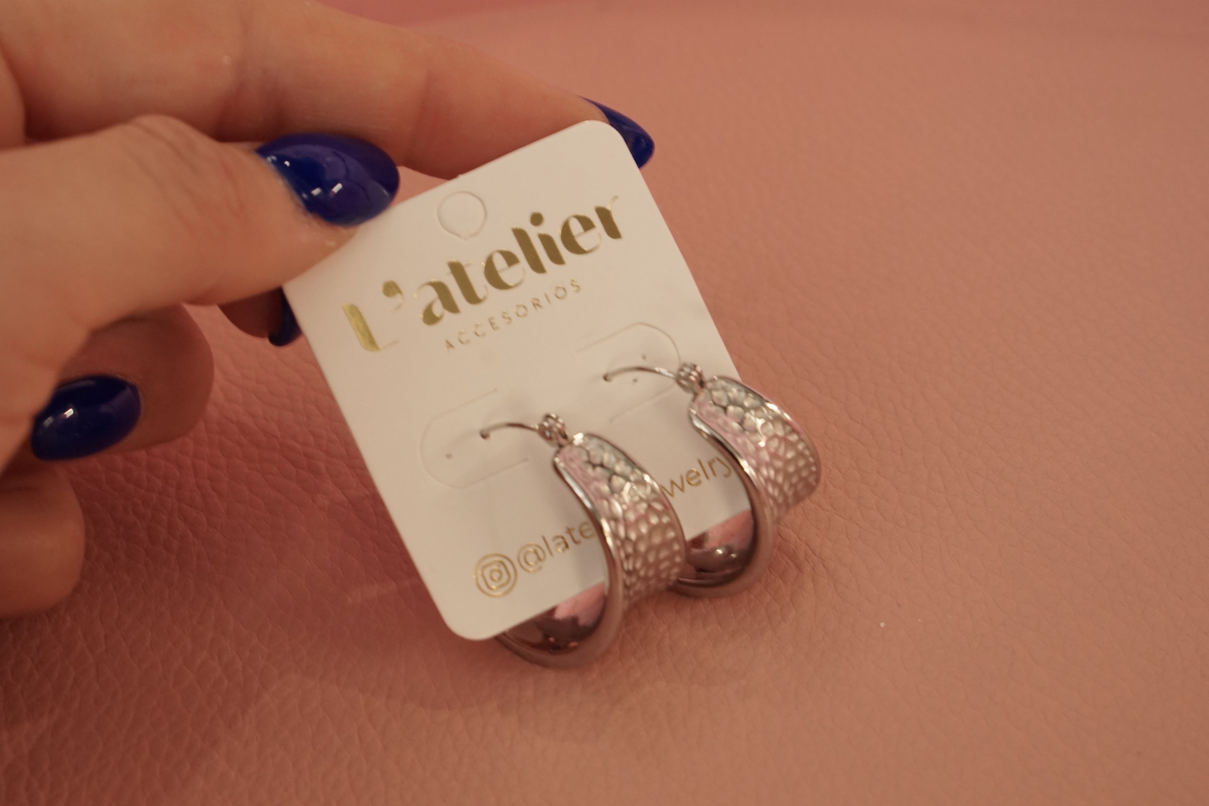 Arracada gruesa martillada 25 mm plateado acero