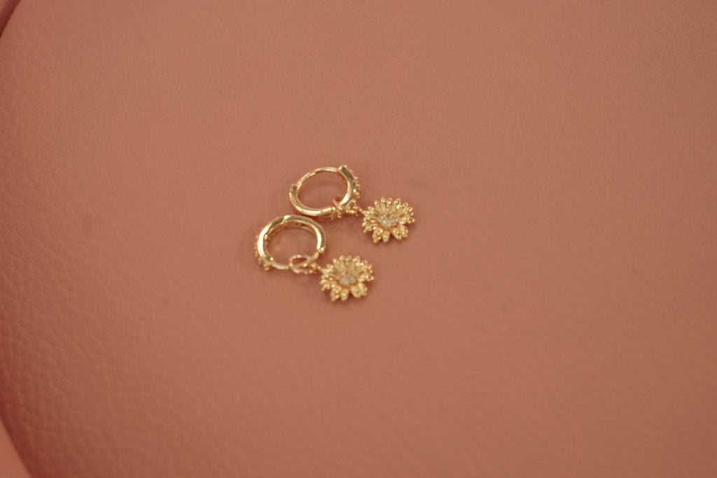 Huggies con colgante de flor y margarita, chapa de oro con zirconia